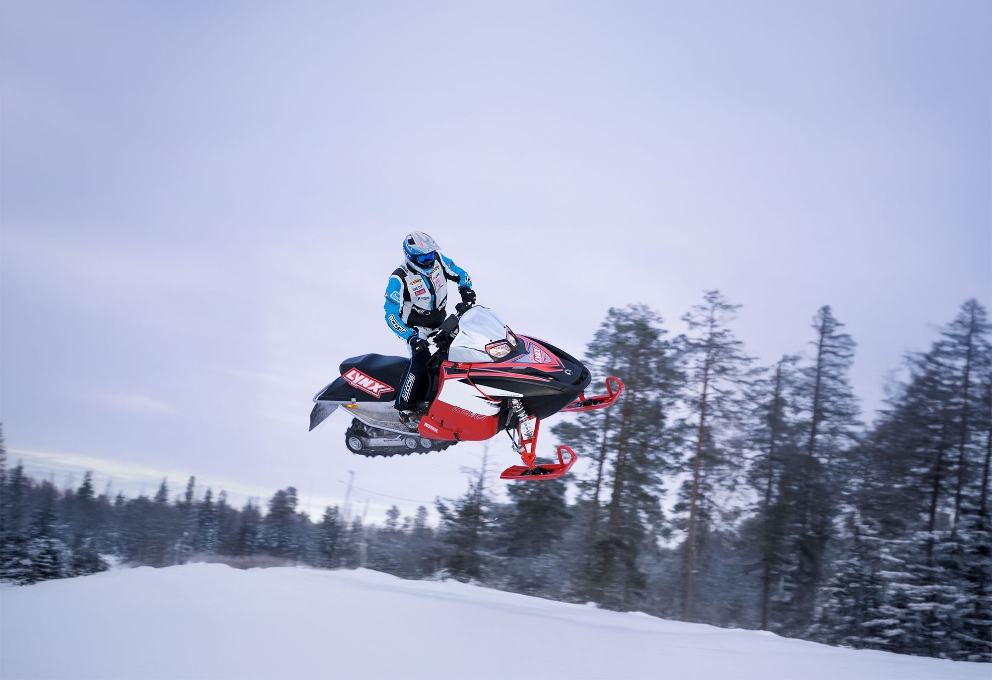2007 Lynx Rave RE snowmobile jumping on the snowcross track 