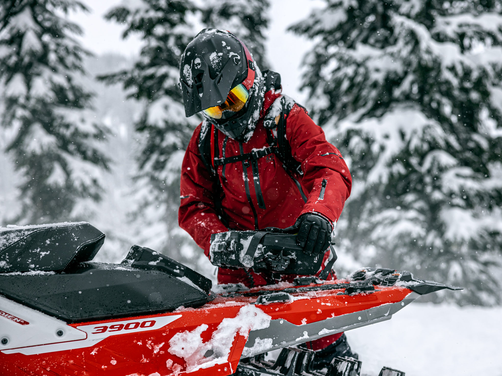 Man fäster LinQ-objekt på sin Lynx-snöskoter