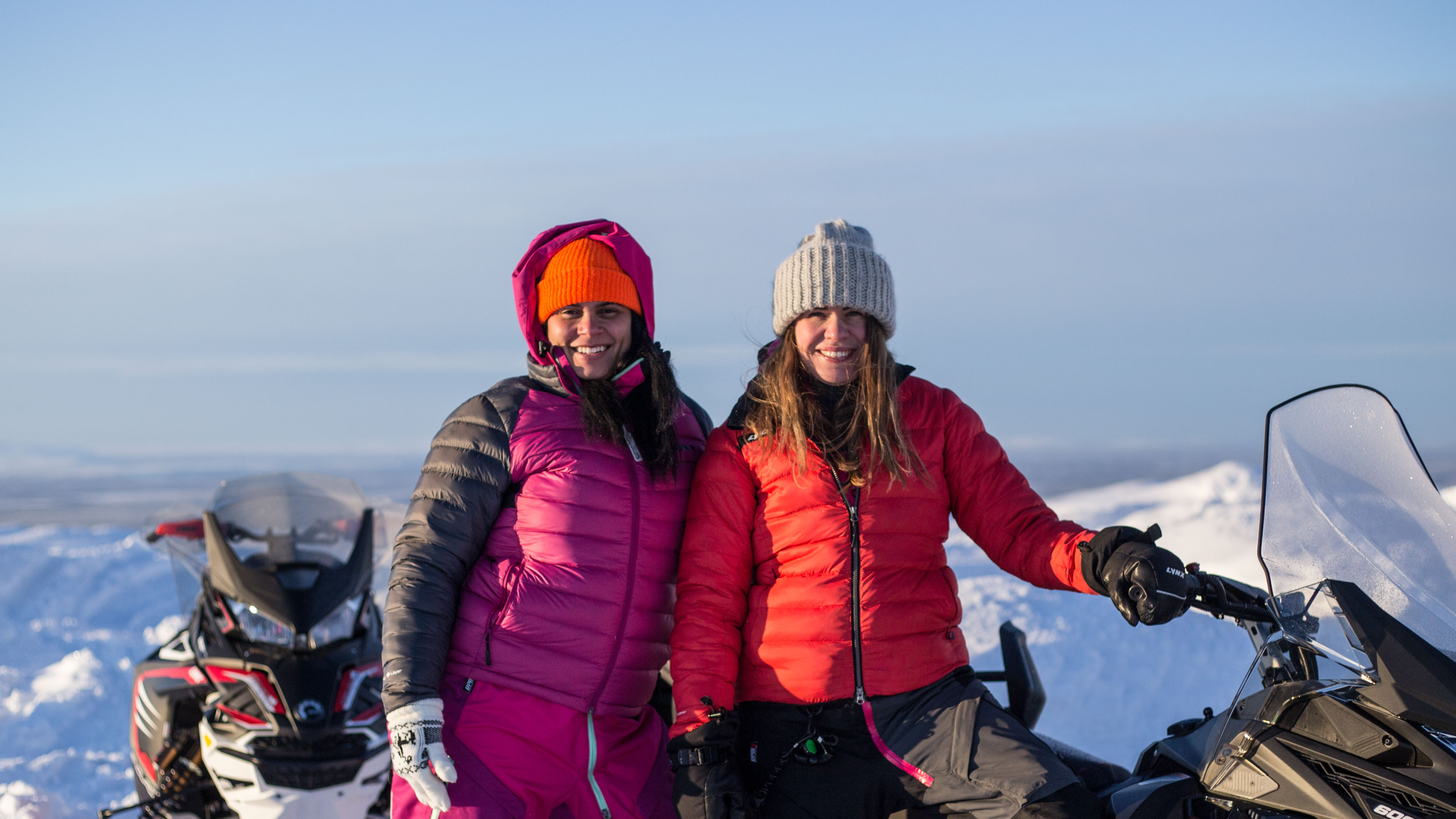 Minttu and Inari posant avec leur motoneige