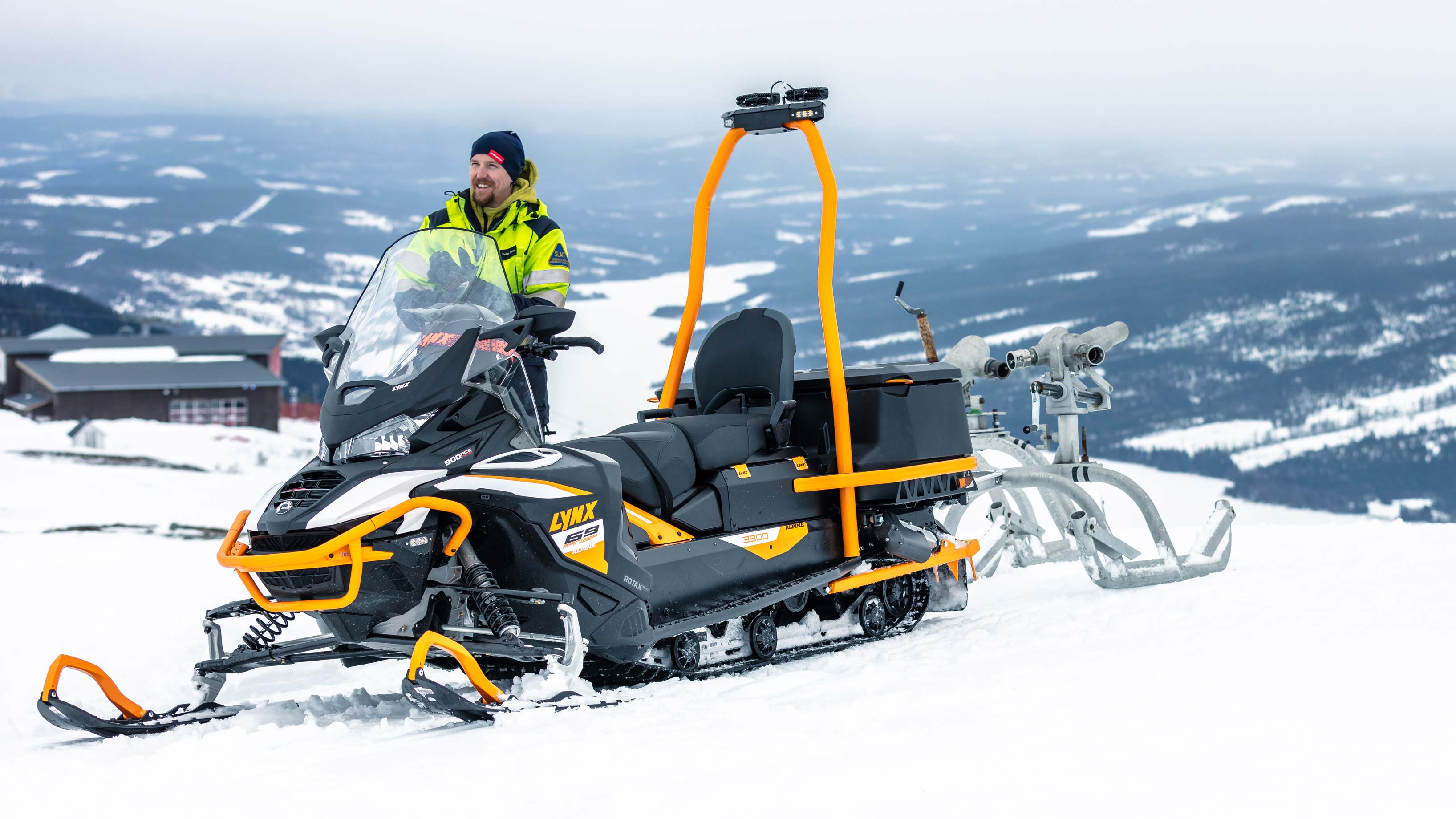 69 Ranger alpin snøscooter på toppen av åsen