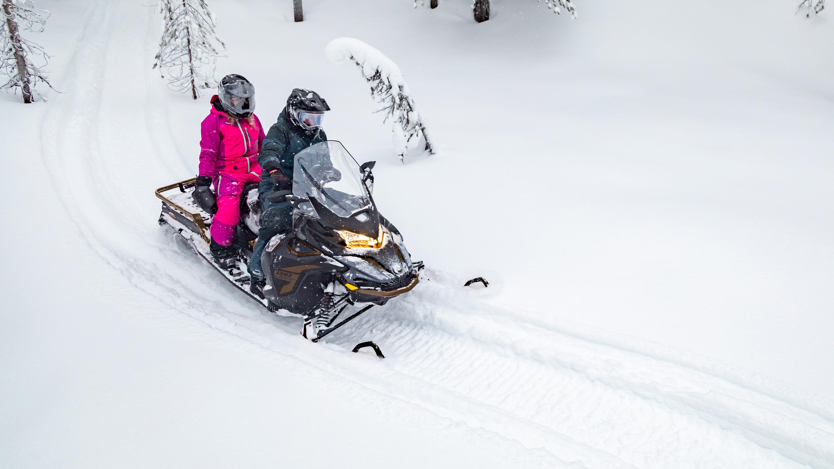 69 Ranger SnowCruiser -moottorikelkka, kuski ja matkustaja