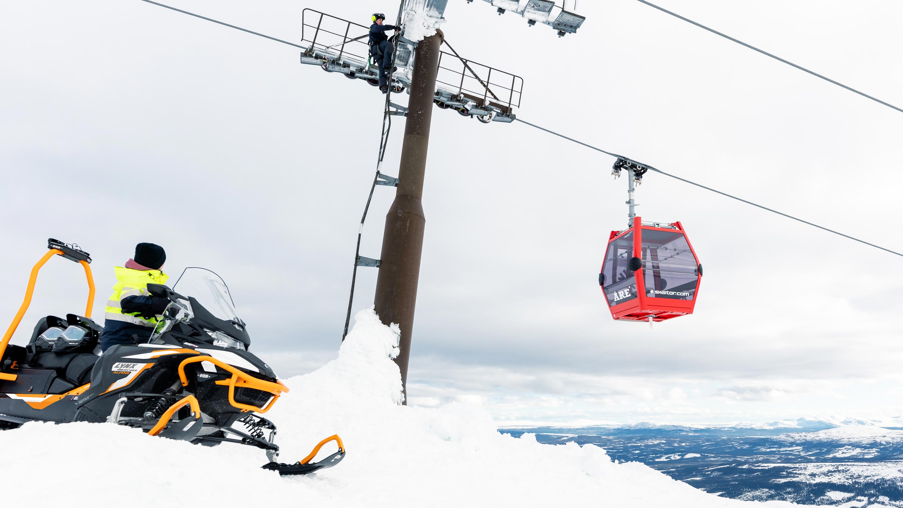 Person som åker Lynx 59 Ranger snöskoter i en skidort