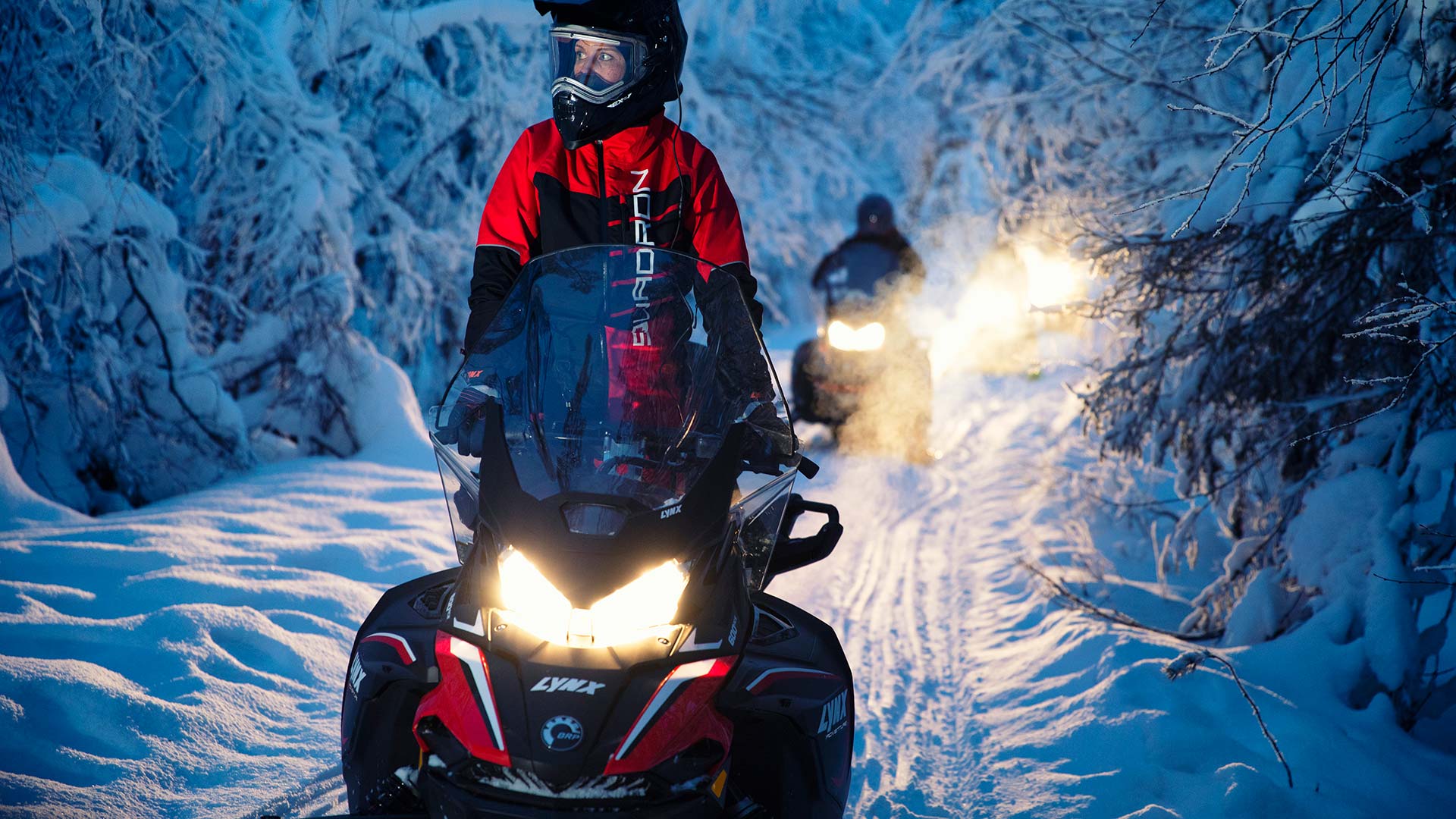 Lynx Adventure snøscooterkjøring i snødekt skog
