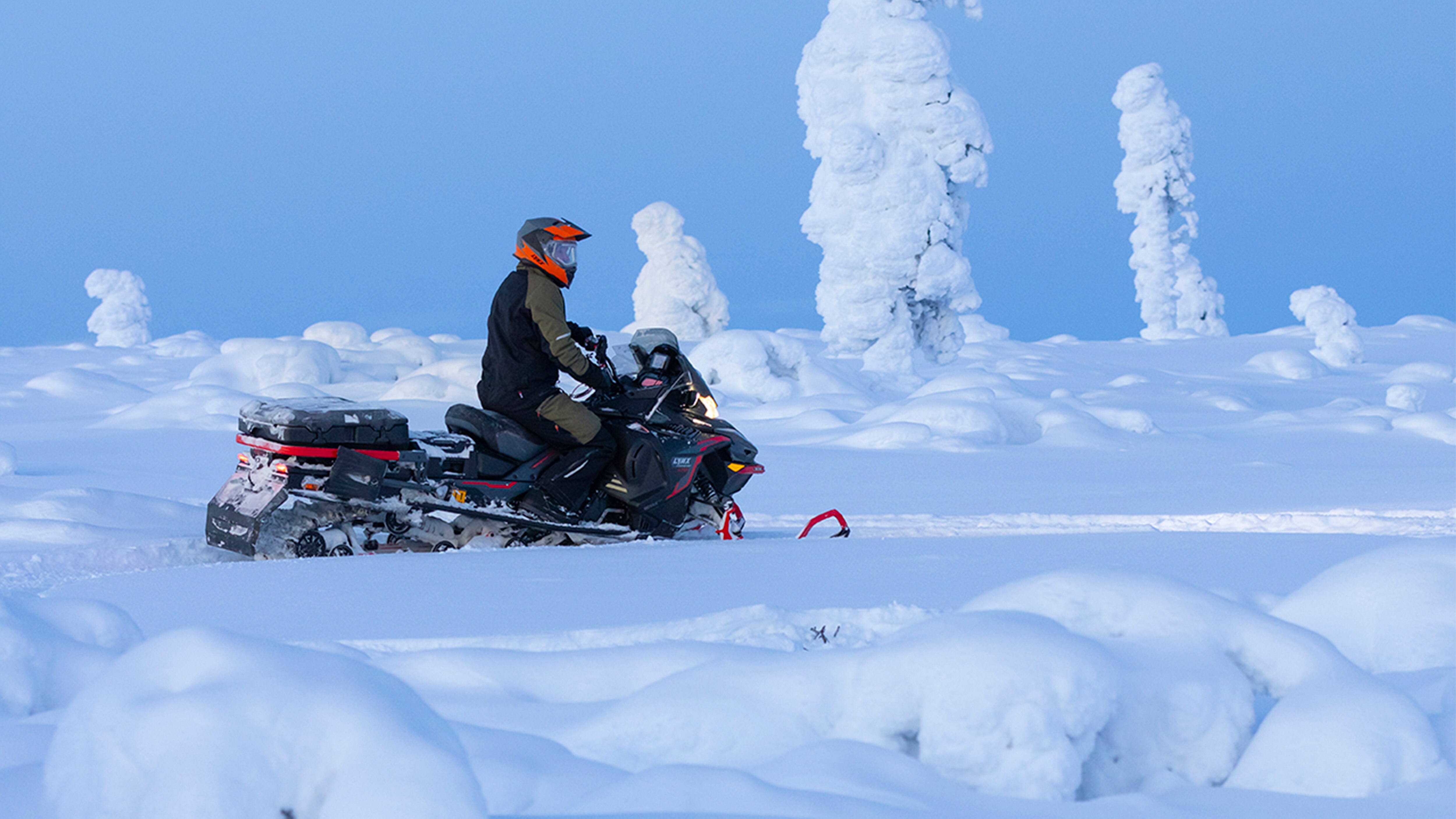 Kjører på en Lynx Commander Limited snøscooter i fjellet.