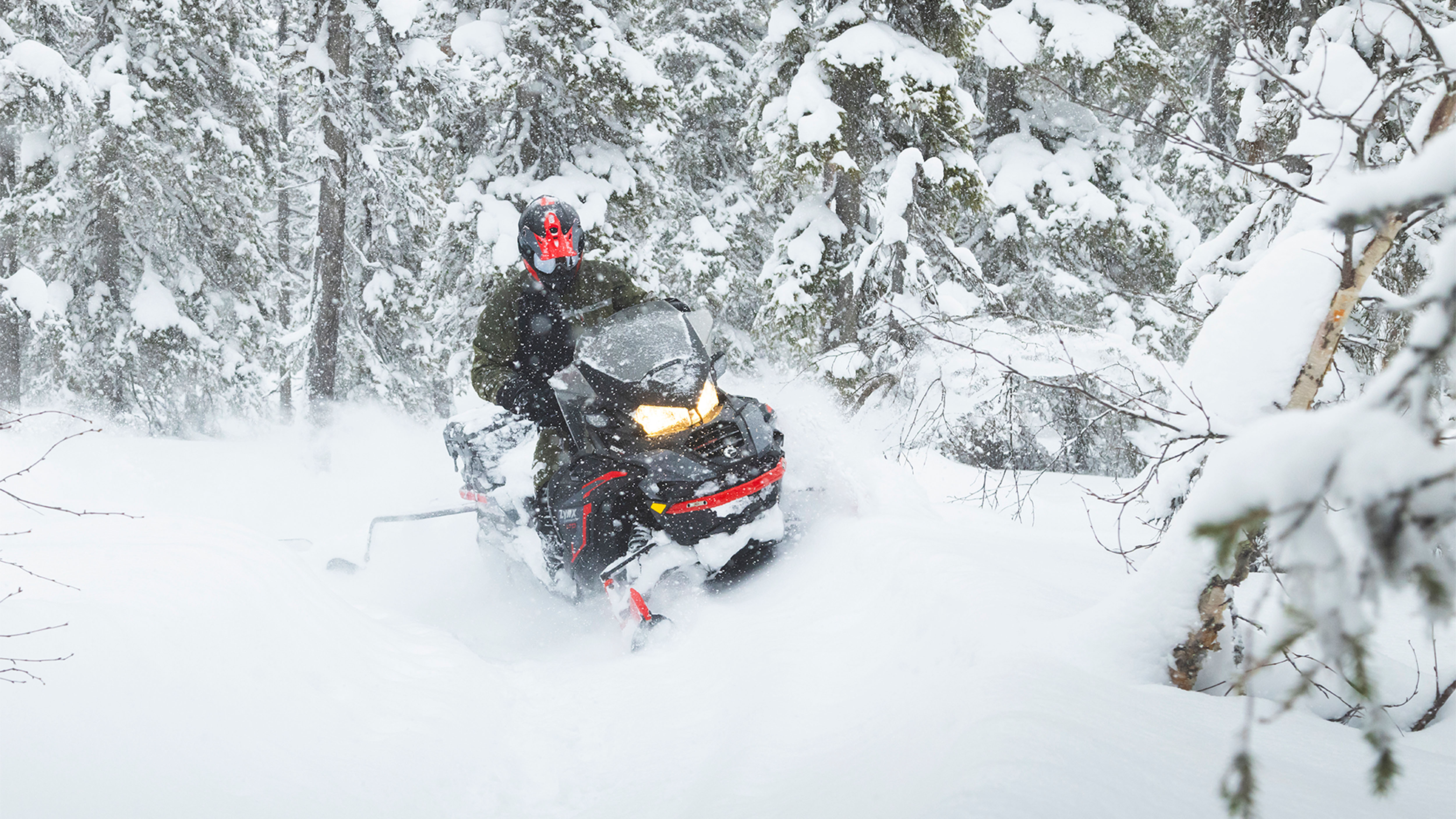 Lynx Commander Limited snöskoter drar en plog i mjuk snö