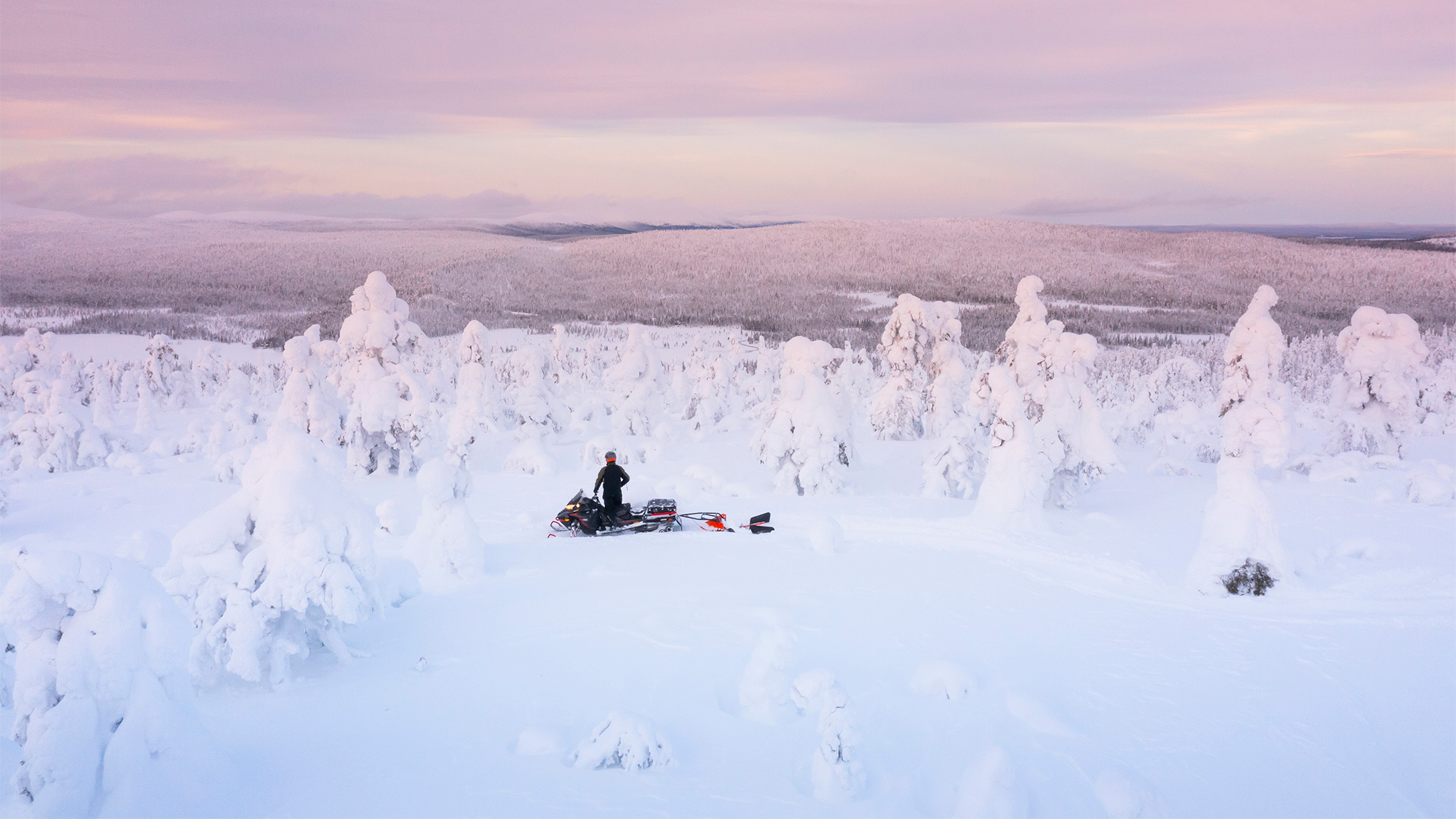 Lynx Commander Limited -moottorikelkka tuntureilla auringonlaskussa