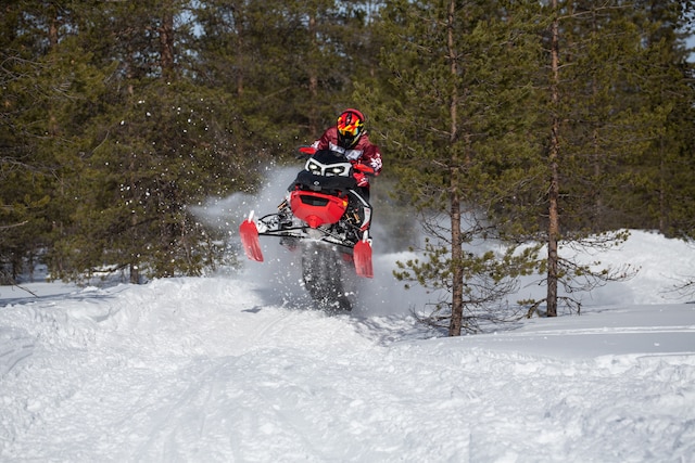 Rave Enduro snöskoter körs i ett hopp