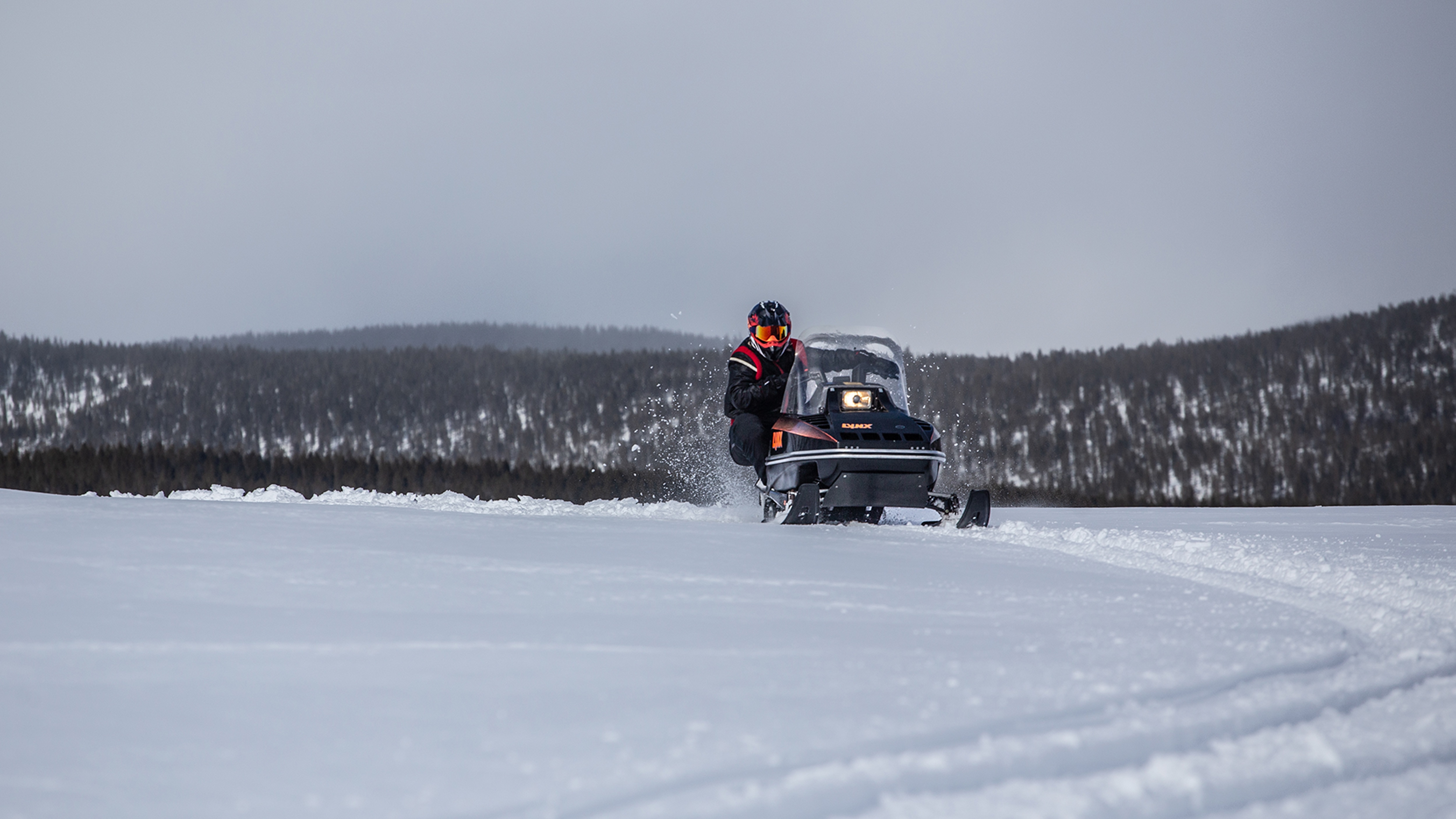 Lynx GLS 3300 vintage-snöskoter i snabb kurvtagning