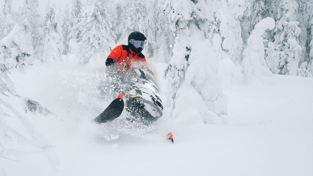 49 Ranger PRO snøscooter som svinger i dyp snø