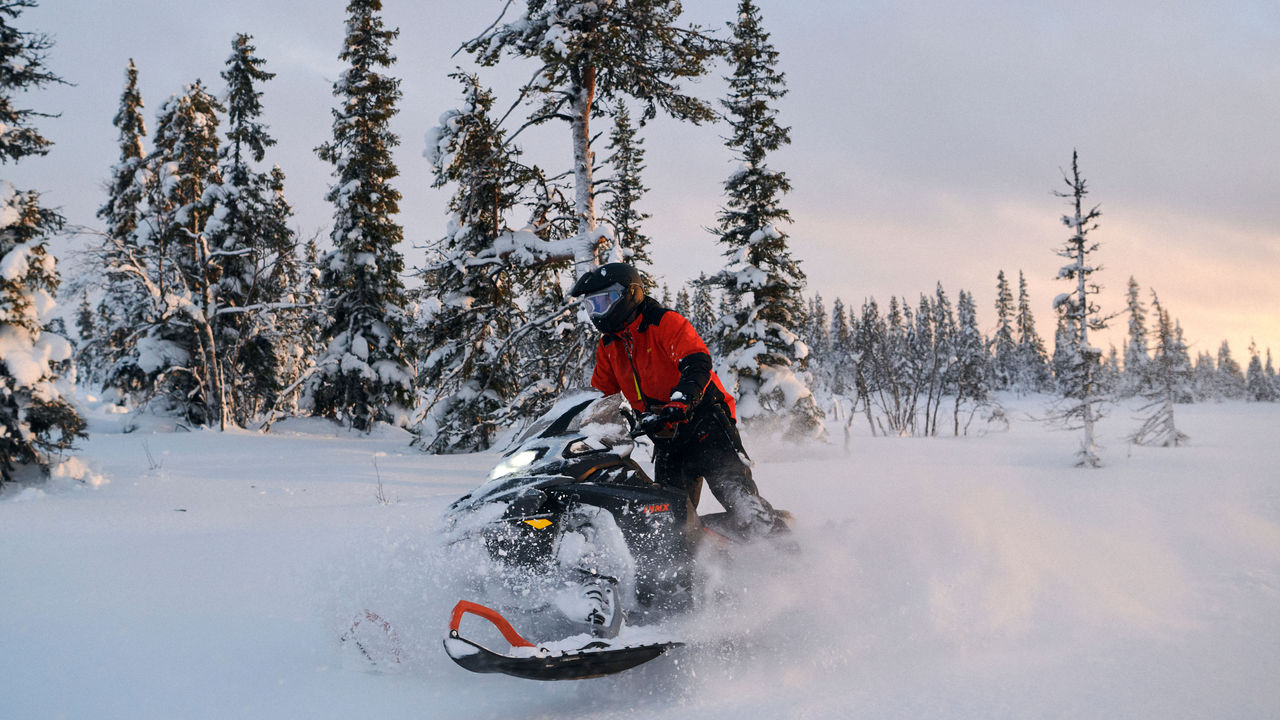 Lynx 49 Ranger PRO snöskoter på djup snö