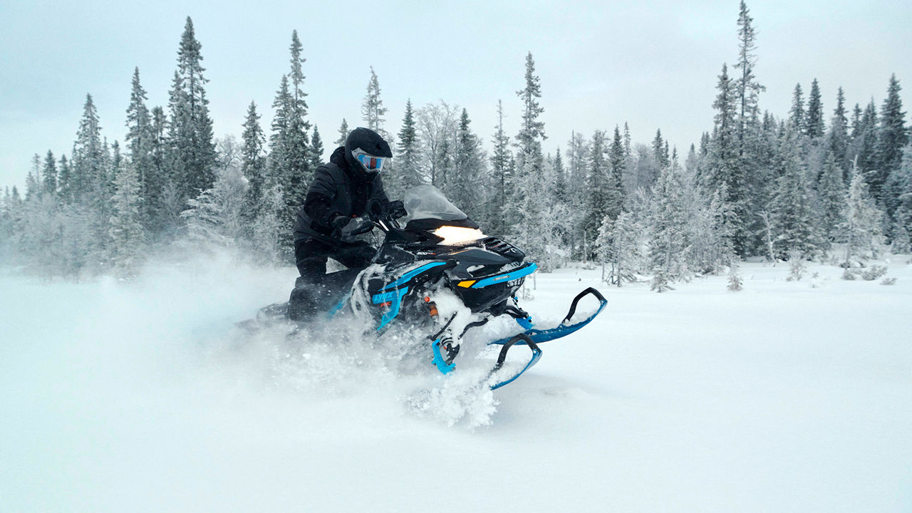 Lynx Commander RE moottorikelkka kiihdyttämässä syvässä lumessa