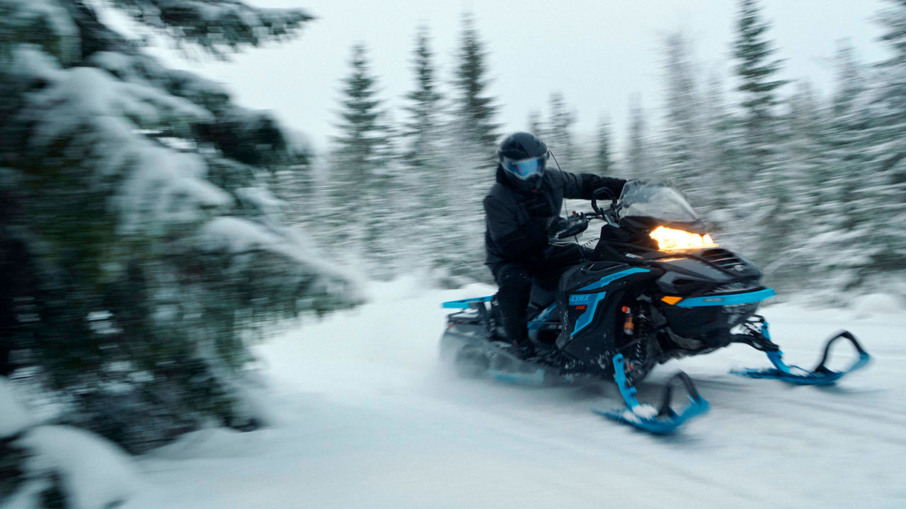 Lynx Commander RE moottorikelkka ajamassa mutkaa vauhdikkaasti reitillä