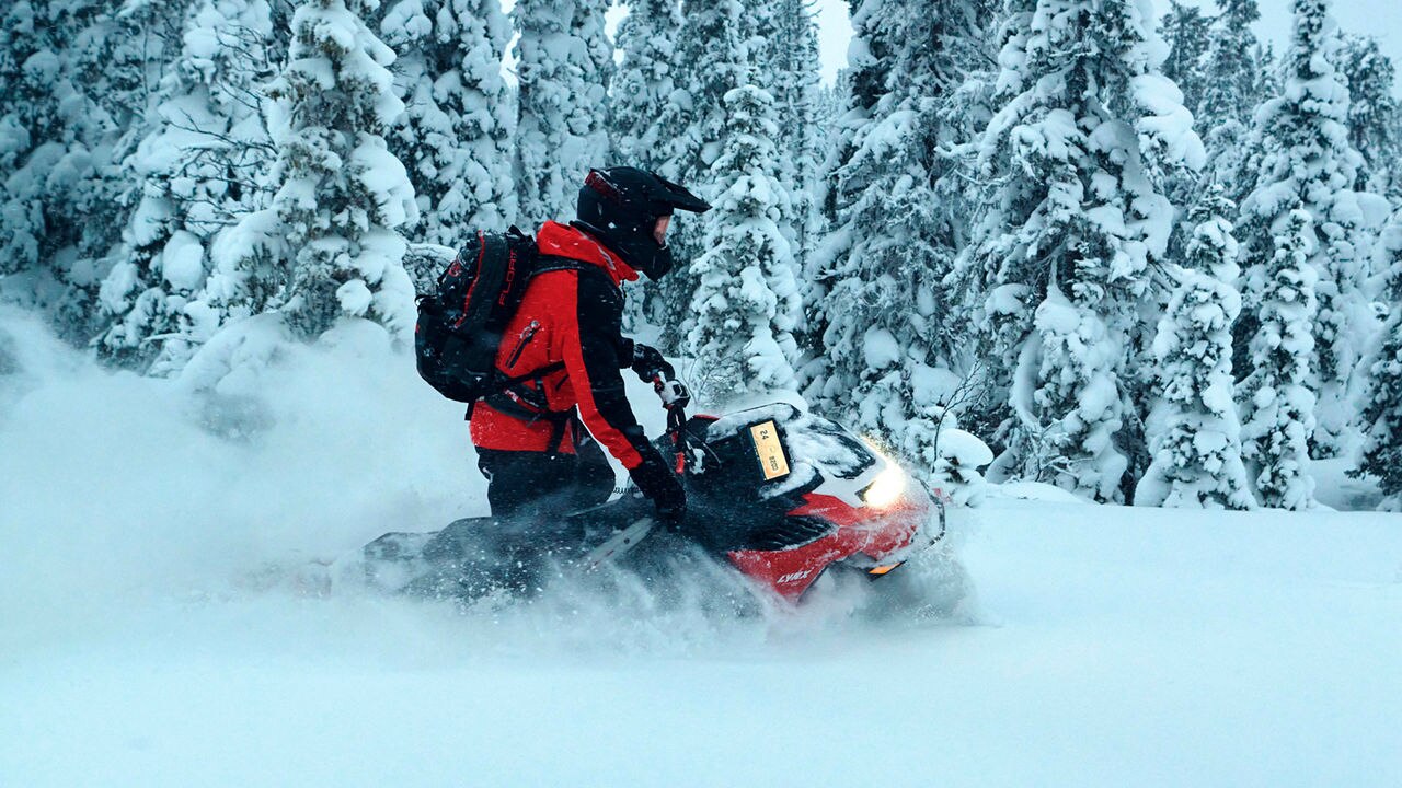   Lynx Shredder RE moottorikelkkaa kaartaa syvässä lumessa näyttäen 10,25'' kosketusvärinäyttöä