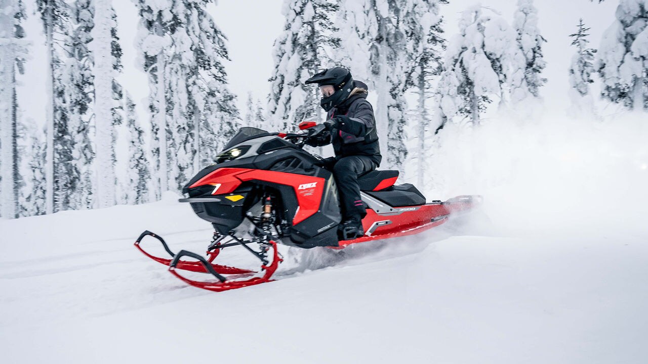 Rave RE kjører snøscooter på snødekt sti