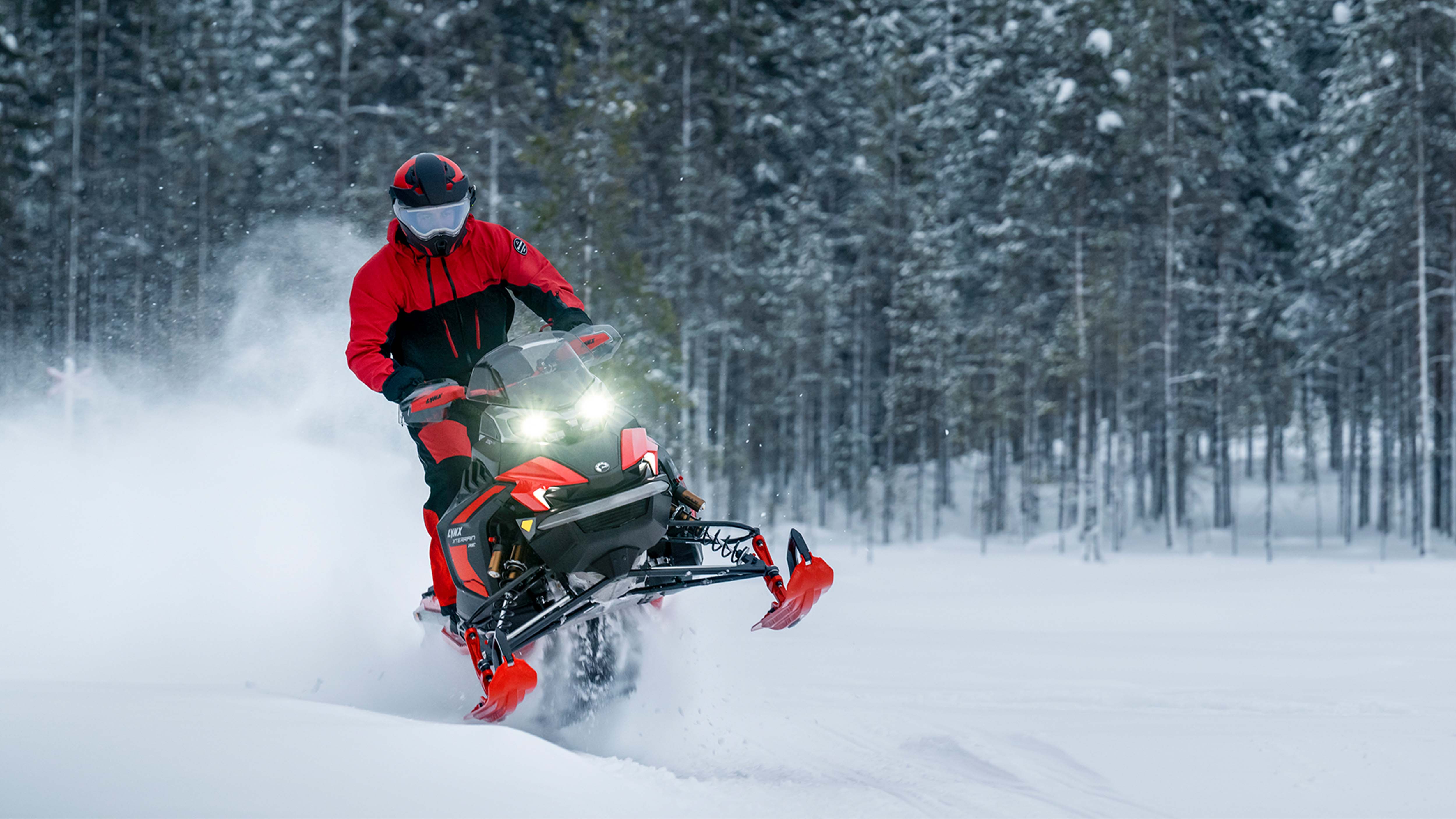 Homme faisant de la motoneige avec le Lynx Xterrain RE