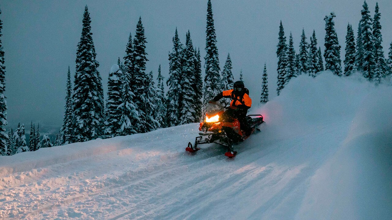 Lynx Xterrain Brutal snowmobile cornering on trail