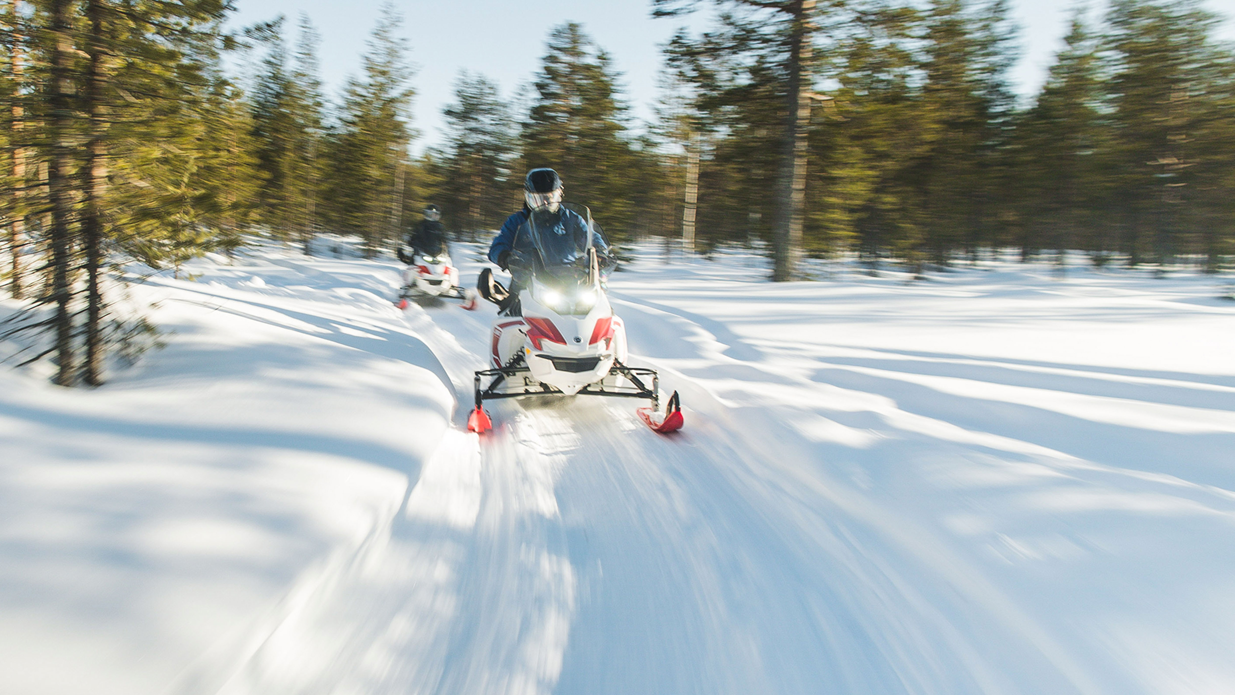 Lynx Adventure Electric moottorikelkka ajamassa reitillä