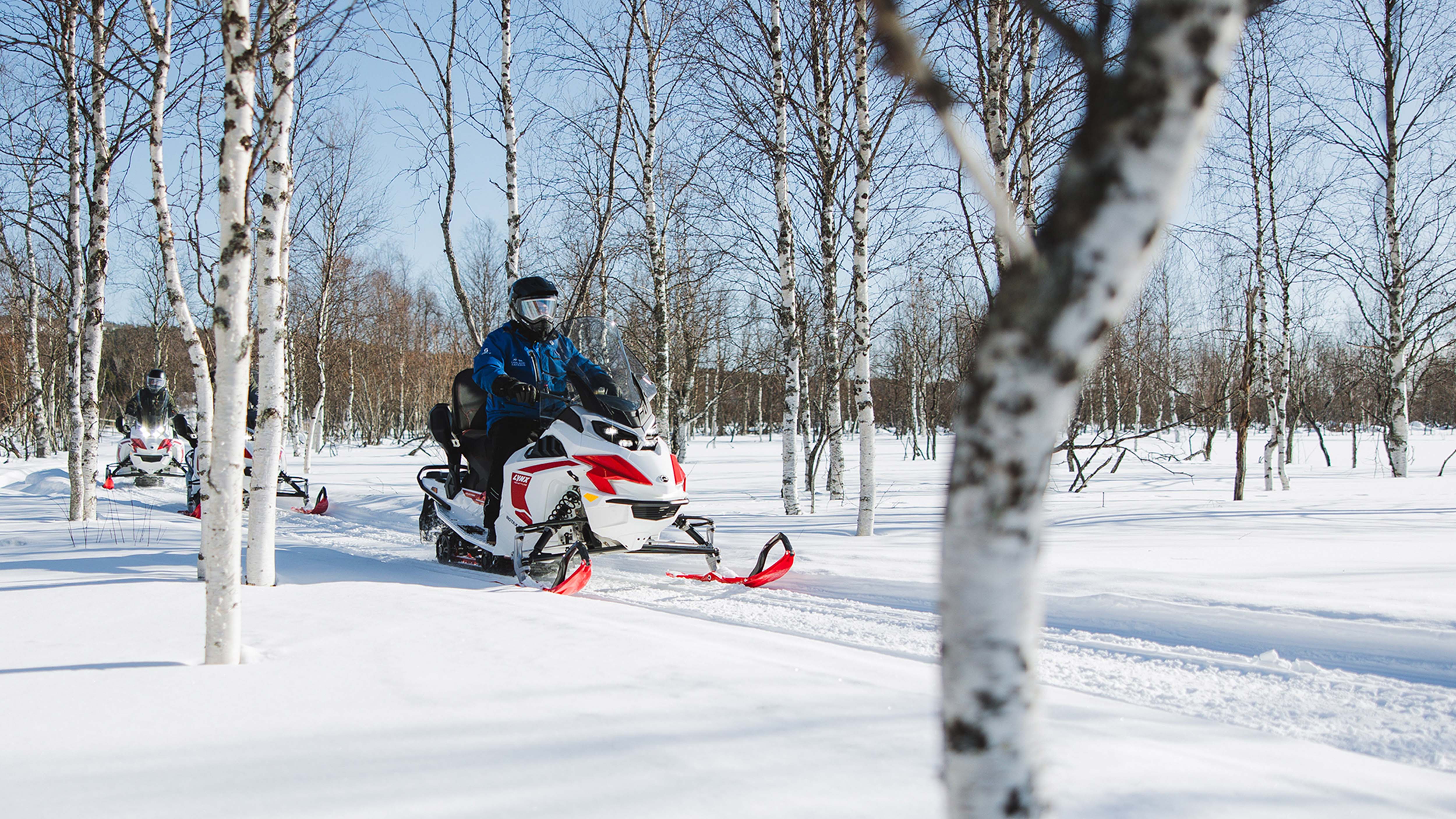 Lynx Adventure Elektrisk snøscooter som kjører på is