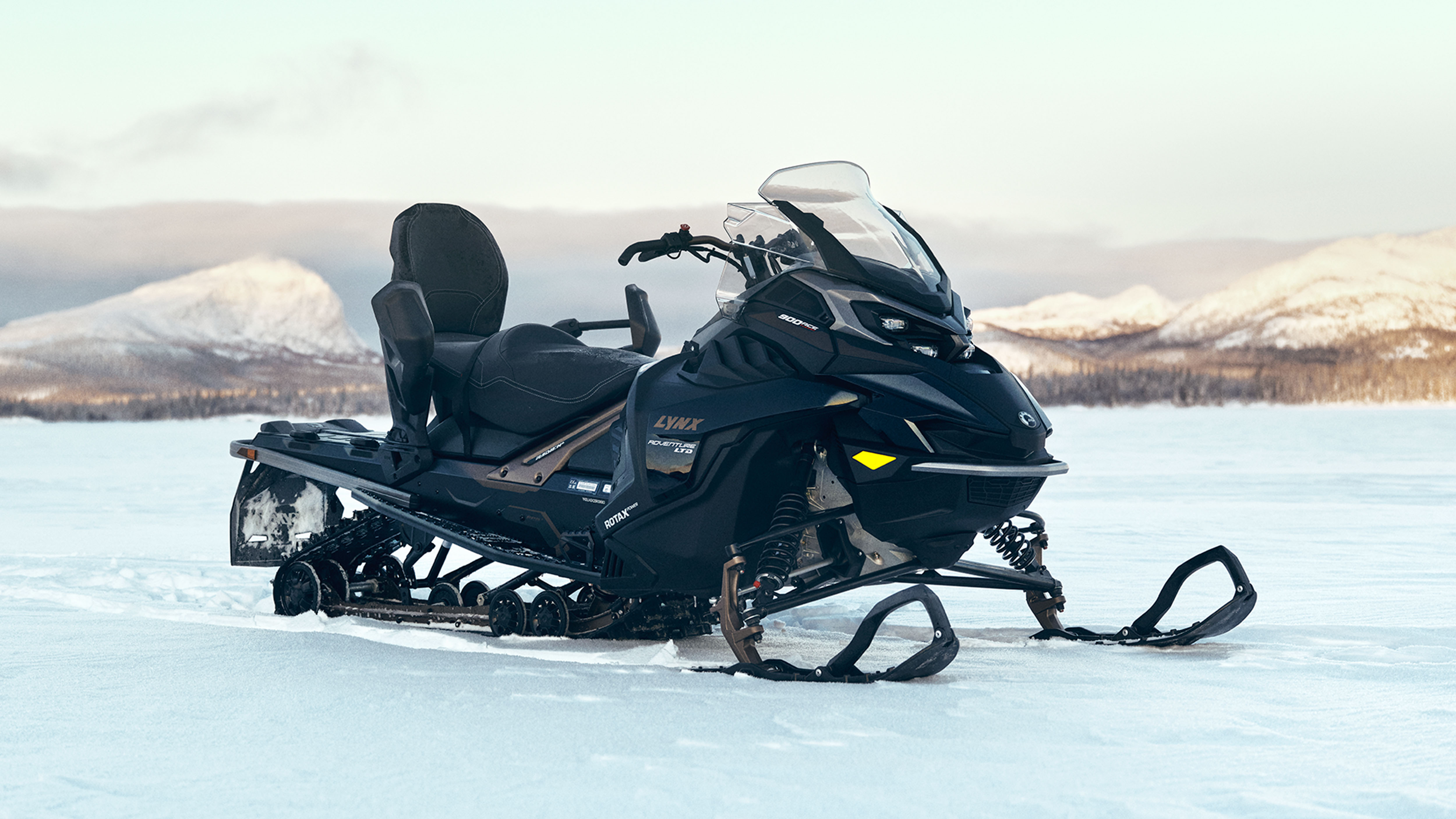 Lynx Adventure Limited 2025 snøscooter med passasjersett på isen på innsjøen