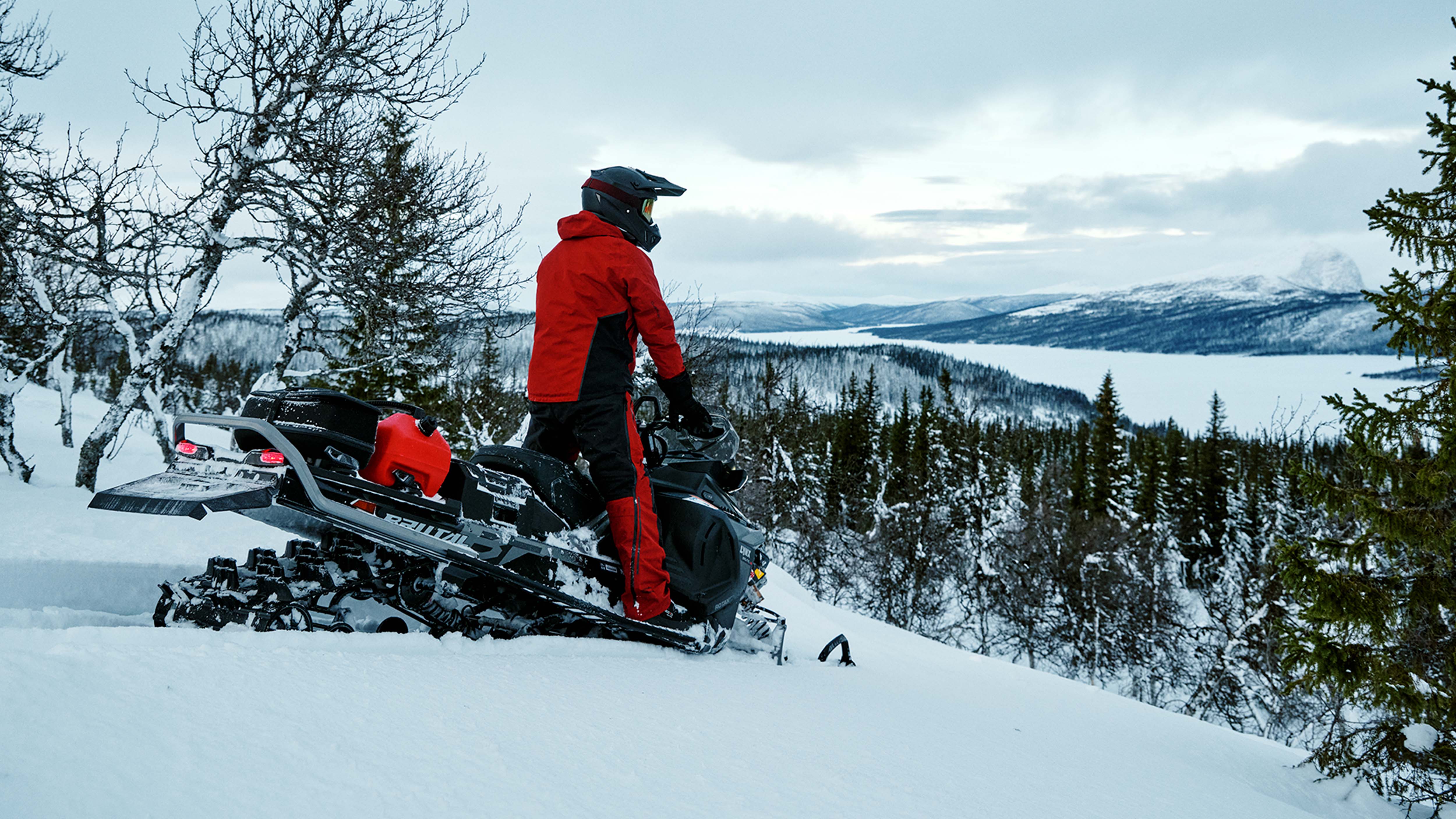 Förare tittar på höglandslandskapet på snöskotern Lynx Brutal RE 2025