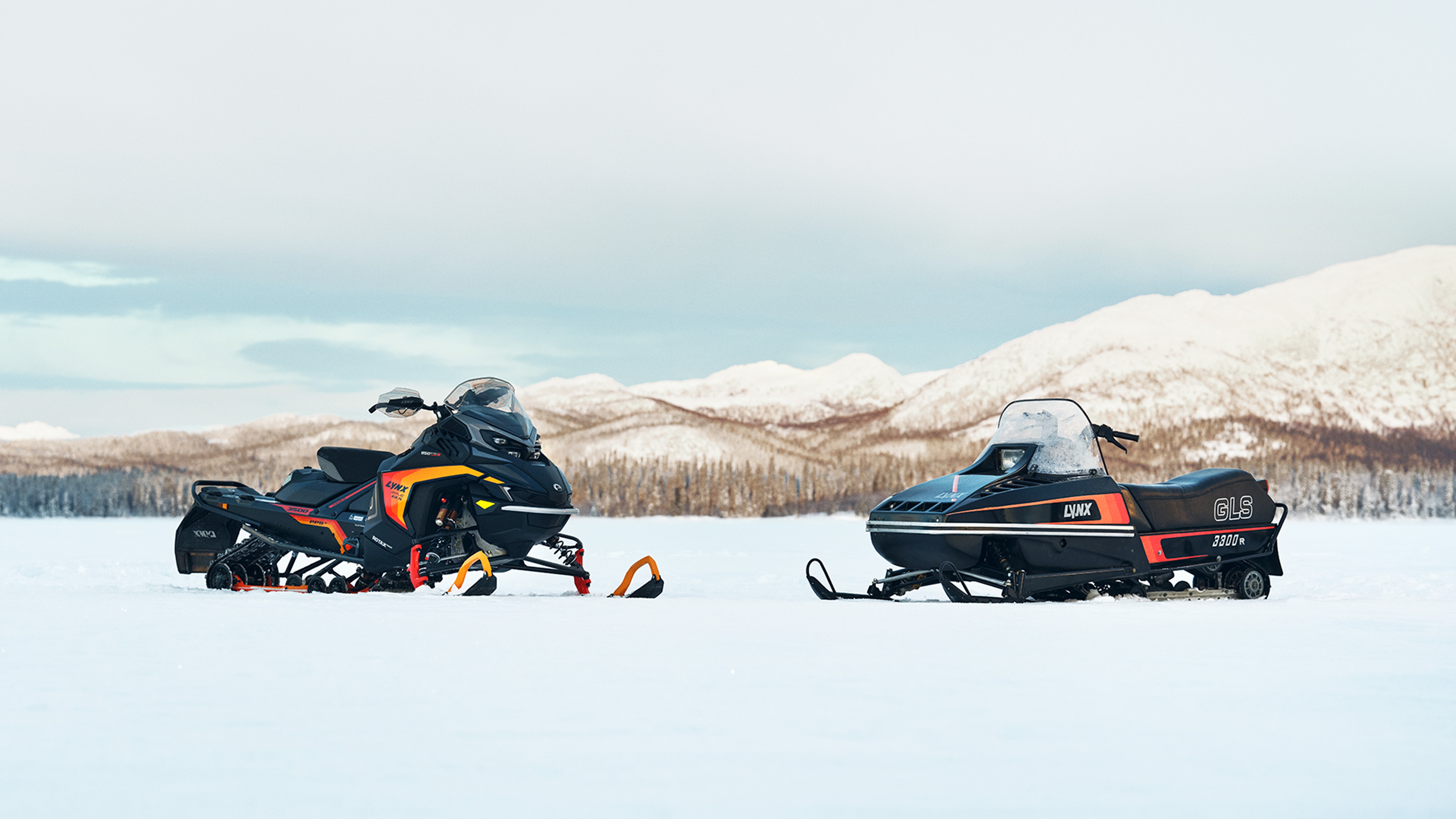 Lynx Rave GLS 2025 och retro Lynx GLS 3300 snöskoter på sjöisen