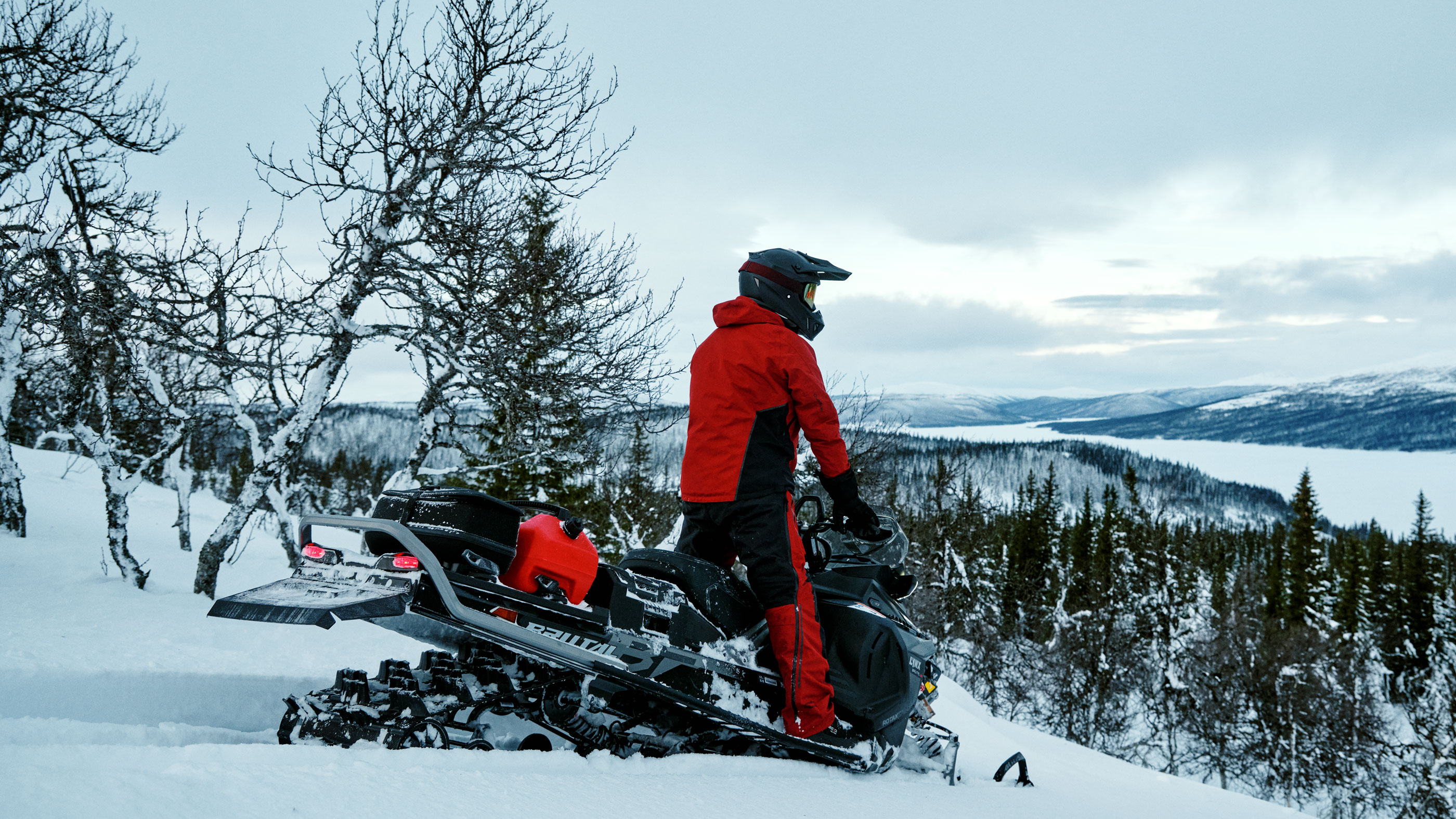Föraren står på sin Lynx Brutal med tillbehör