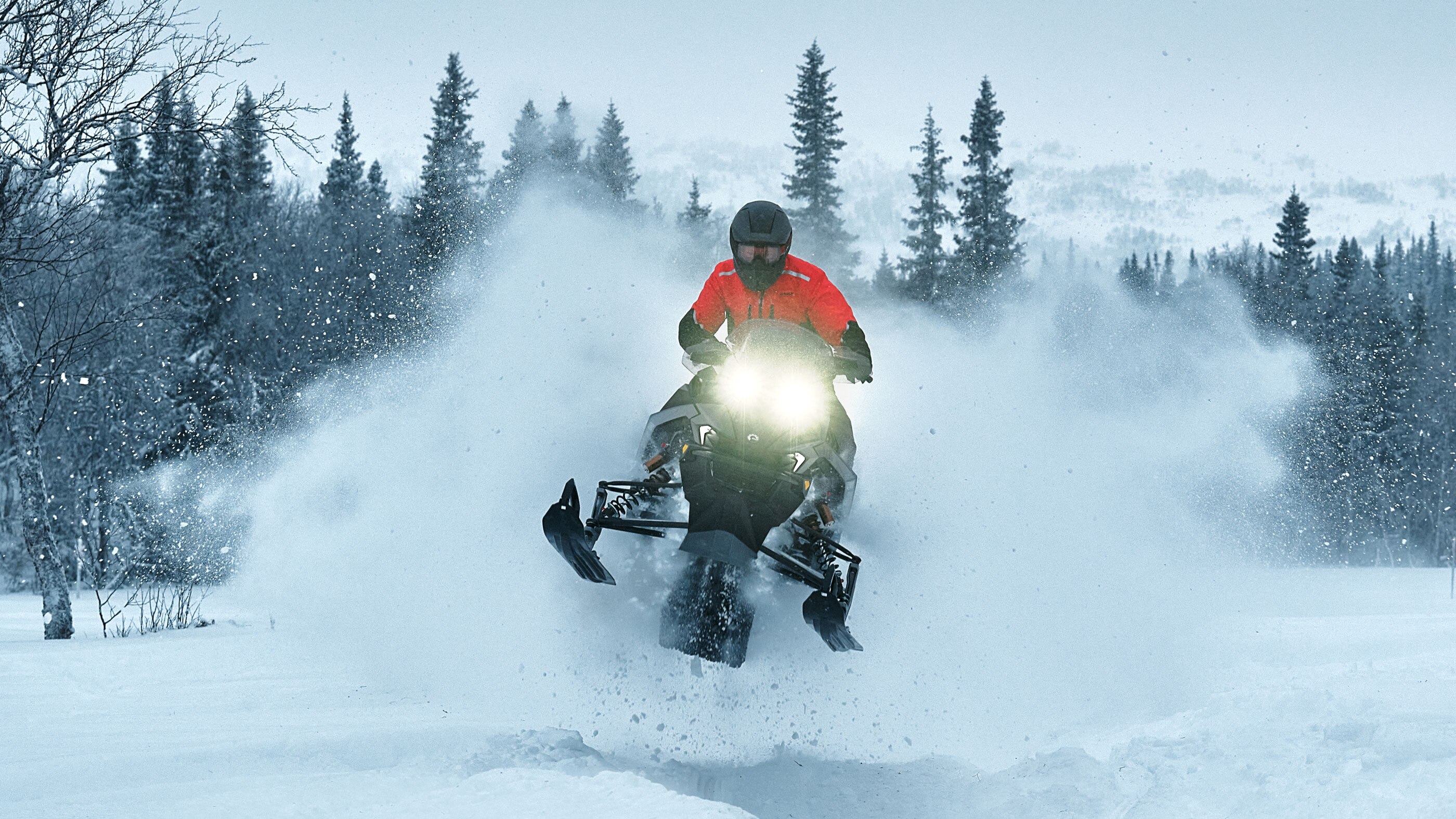 Lynx Rave RE 850 Turbo R 2026 snöskoter som kör aggressivt på ojämn led