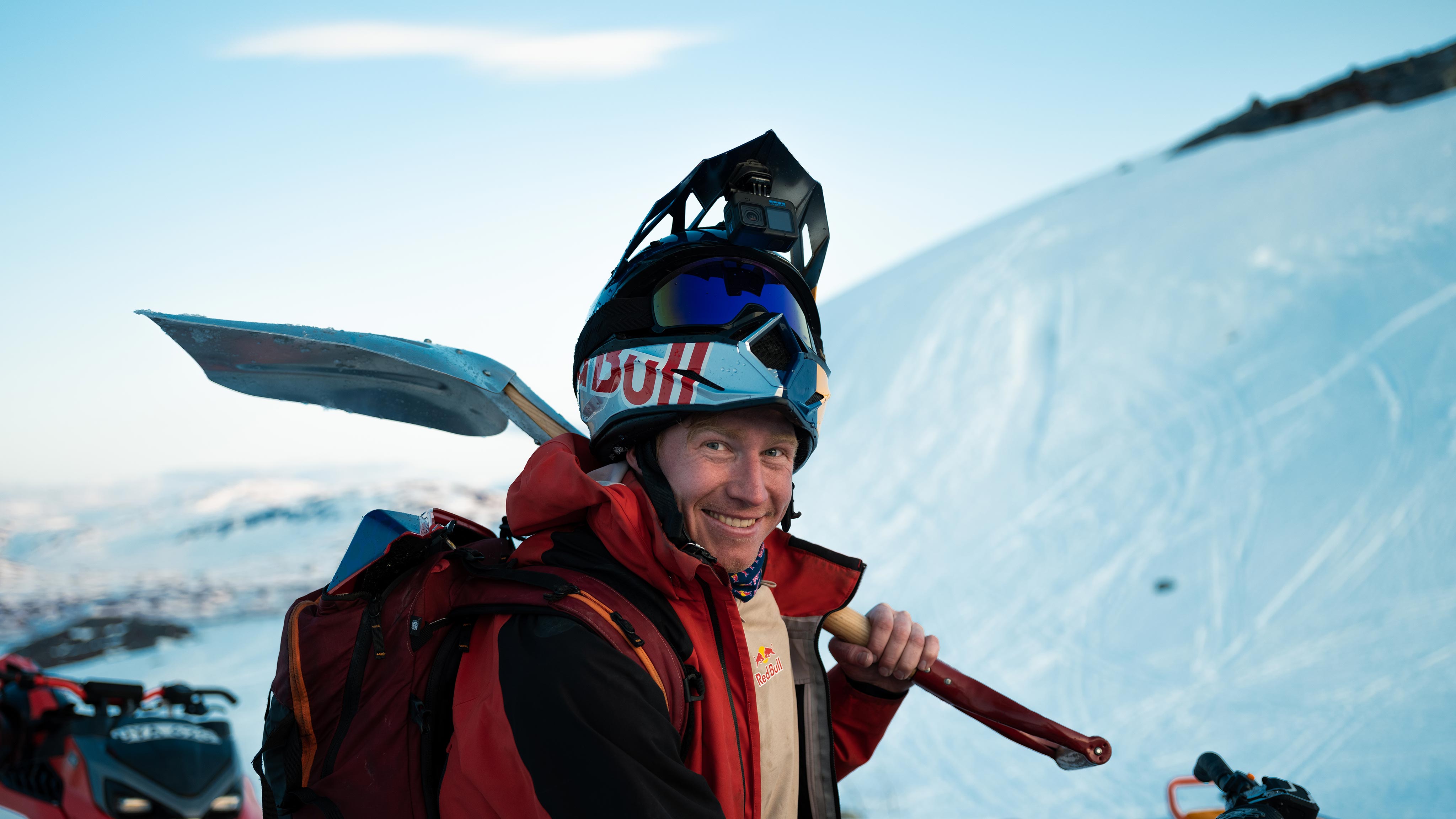 Lynx Ambassador Andreas Bergmark holding a shovel