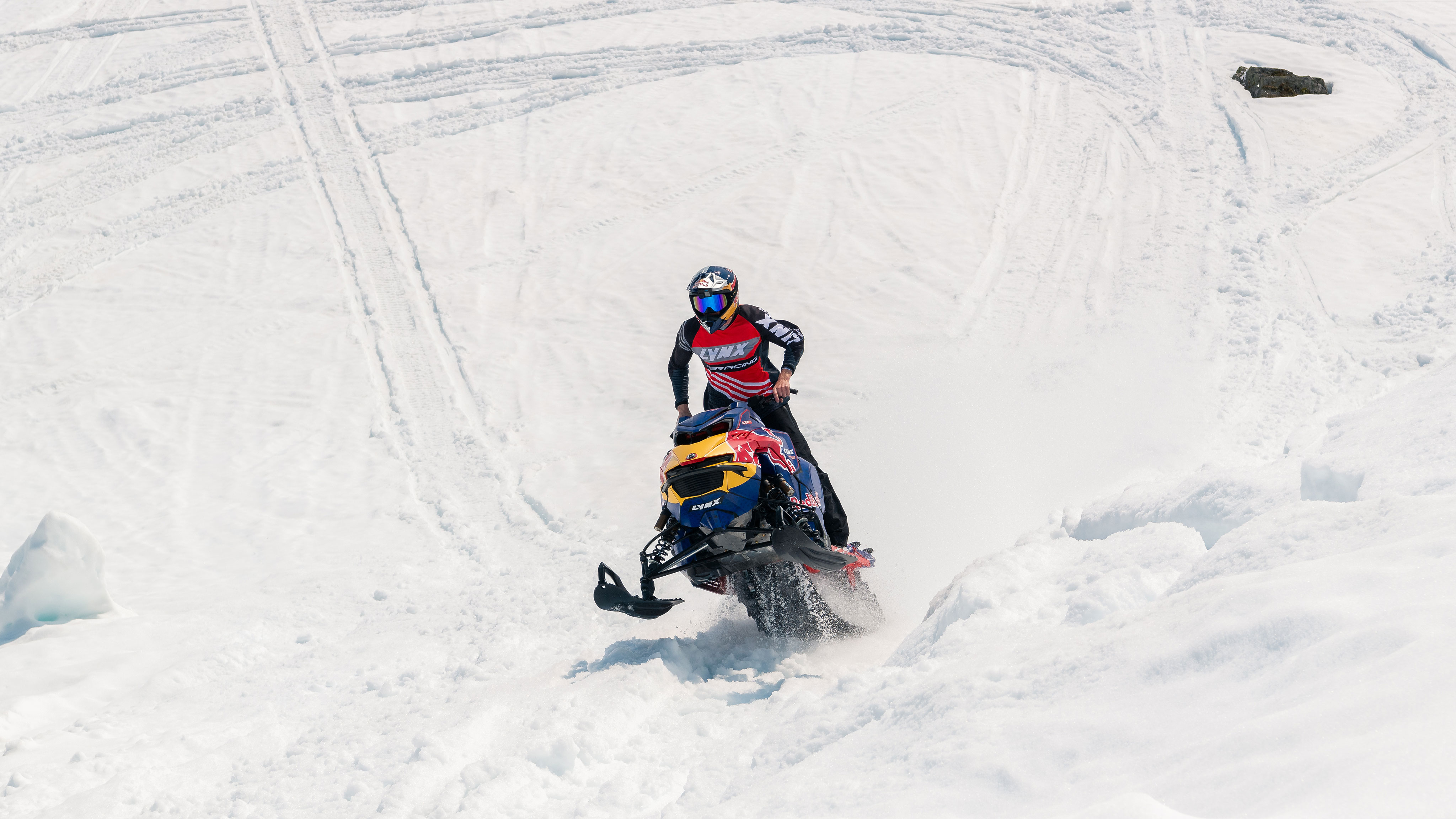 Andreas Bergmark på sin Lynx snøscooter