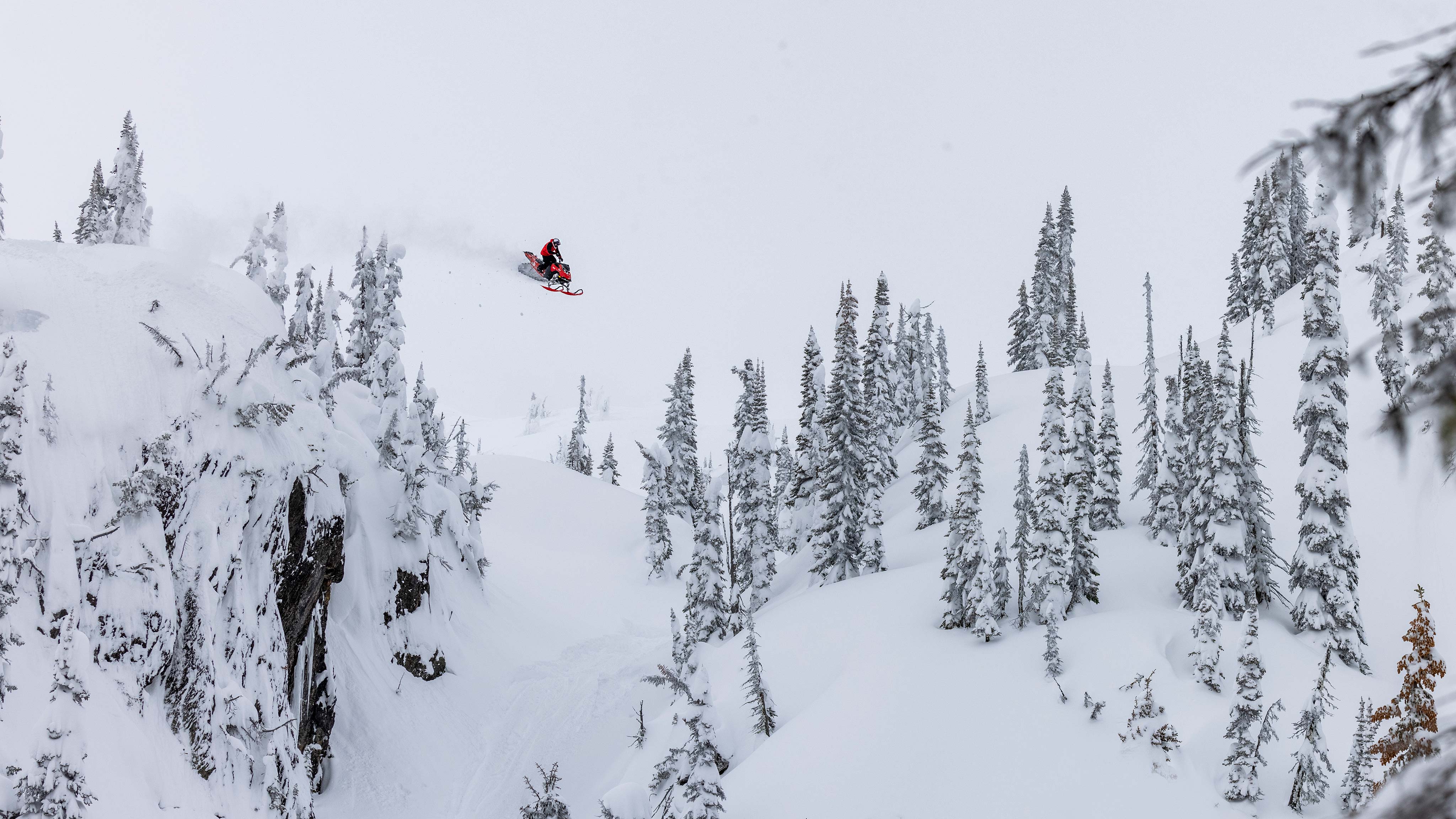 Andreas Bergmark hopper med en Lynx-slede