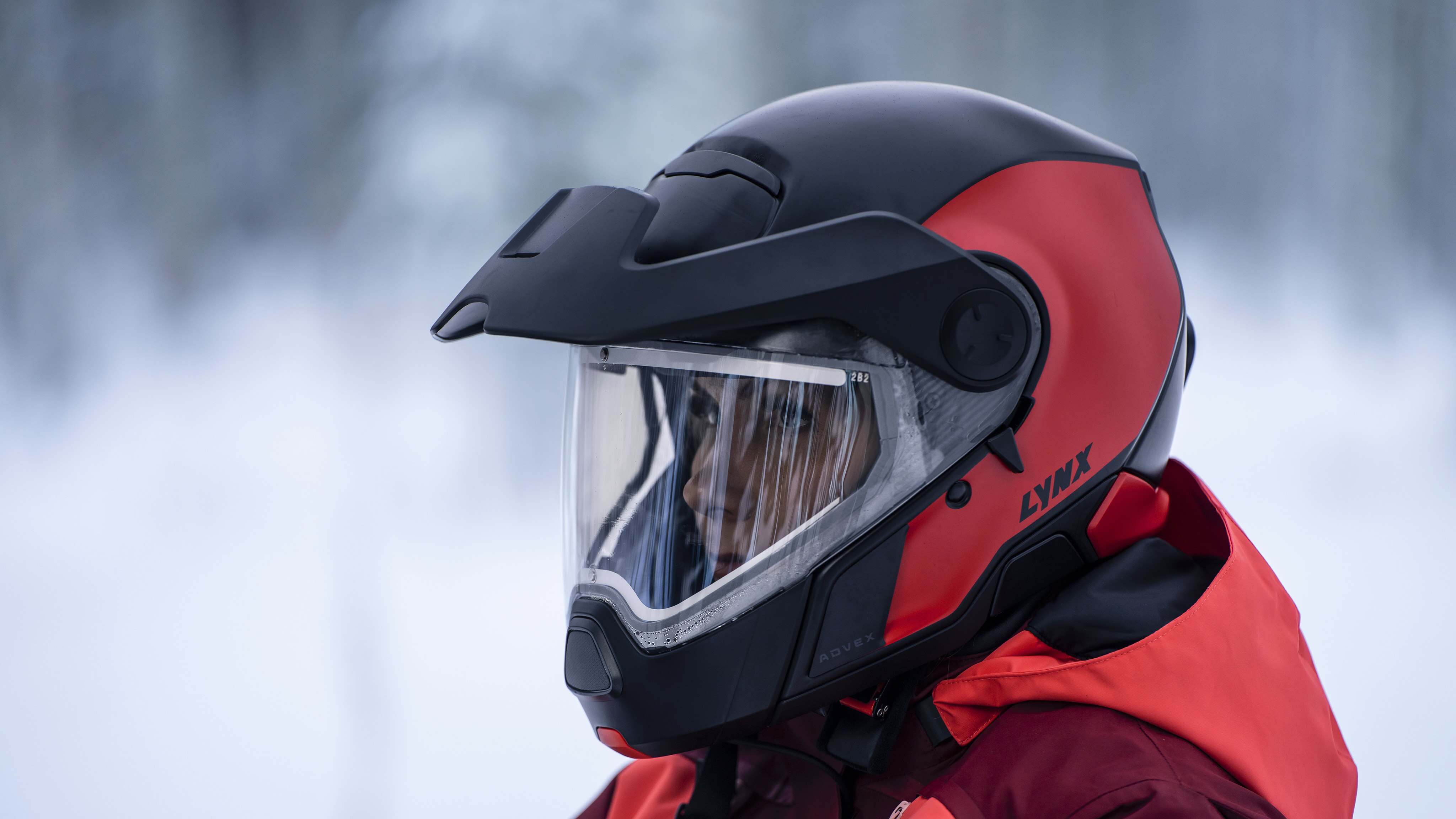 Woman wearing the Lynx Advex helmet