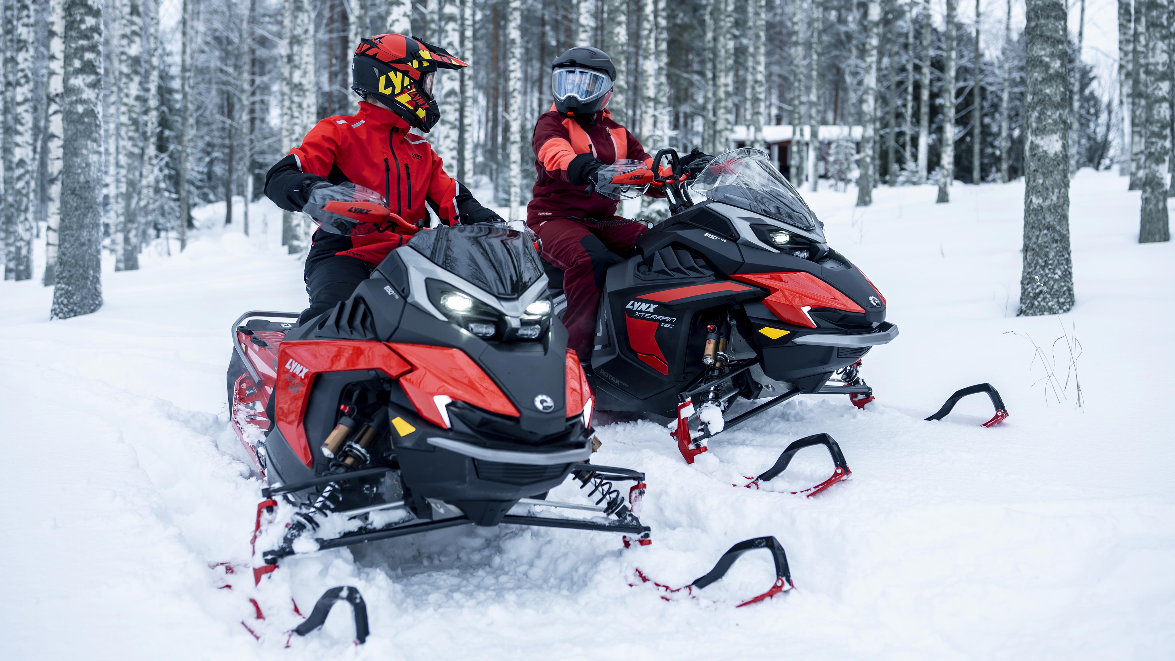 Deux motoneigistes Lynx portant les vêtements Stamina