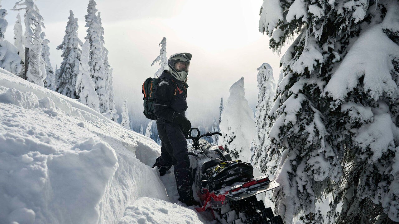 Femme sur un Lynx Shredder en montagne