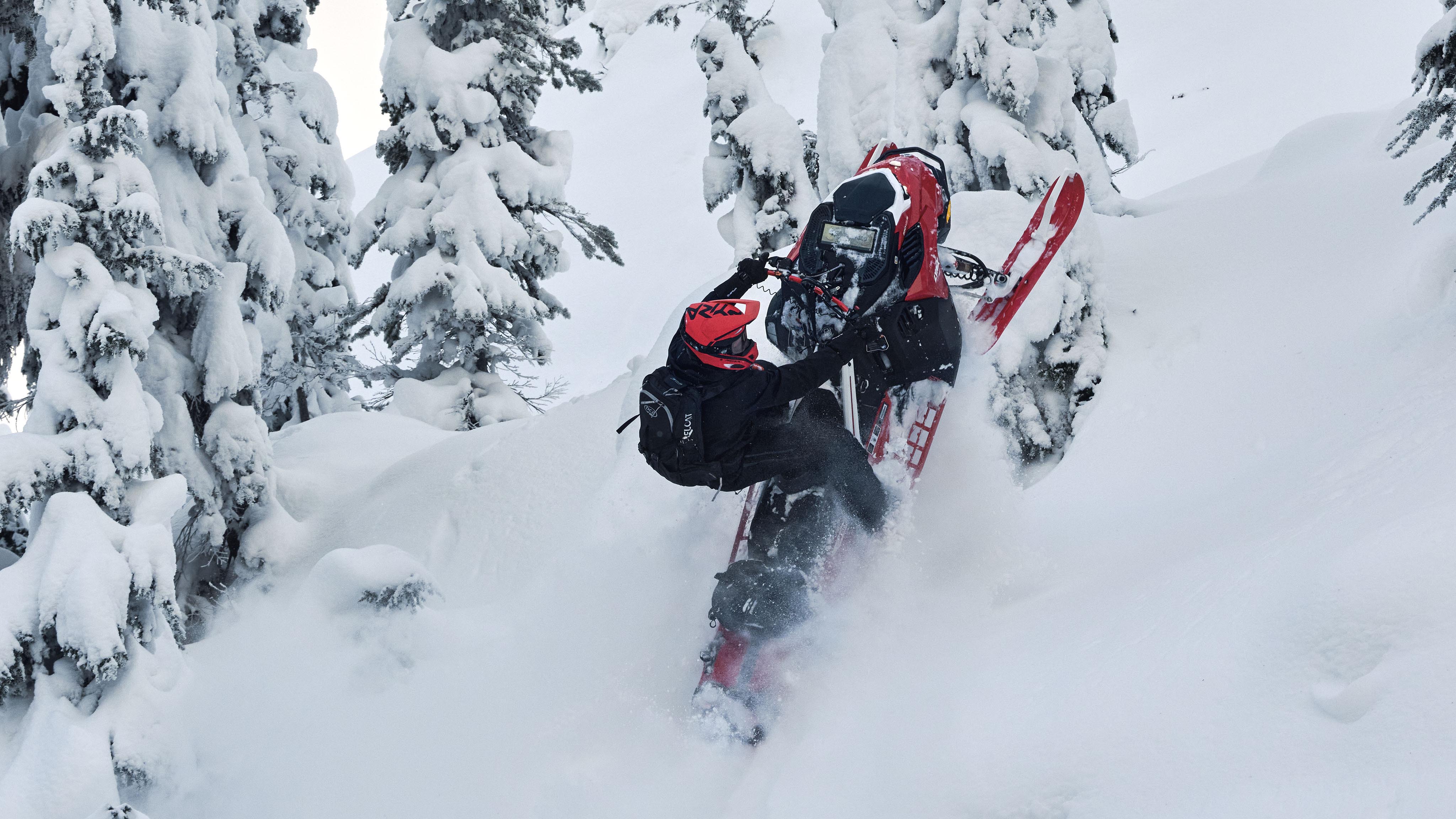 Mann på Lynx shredderen RE i dyp snø