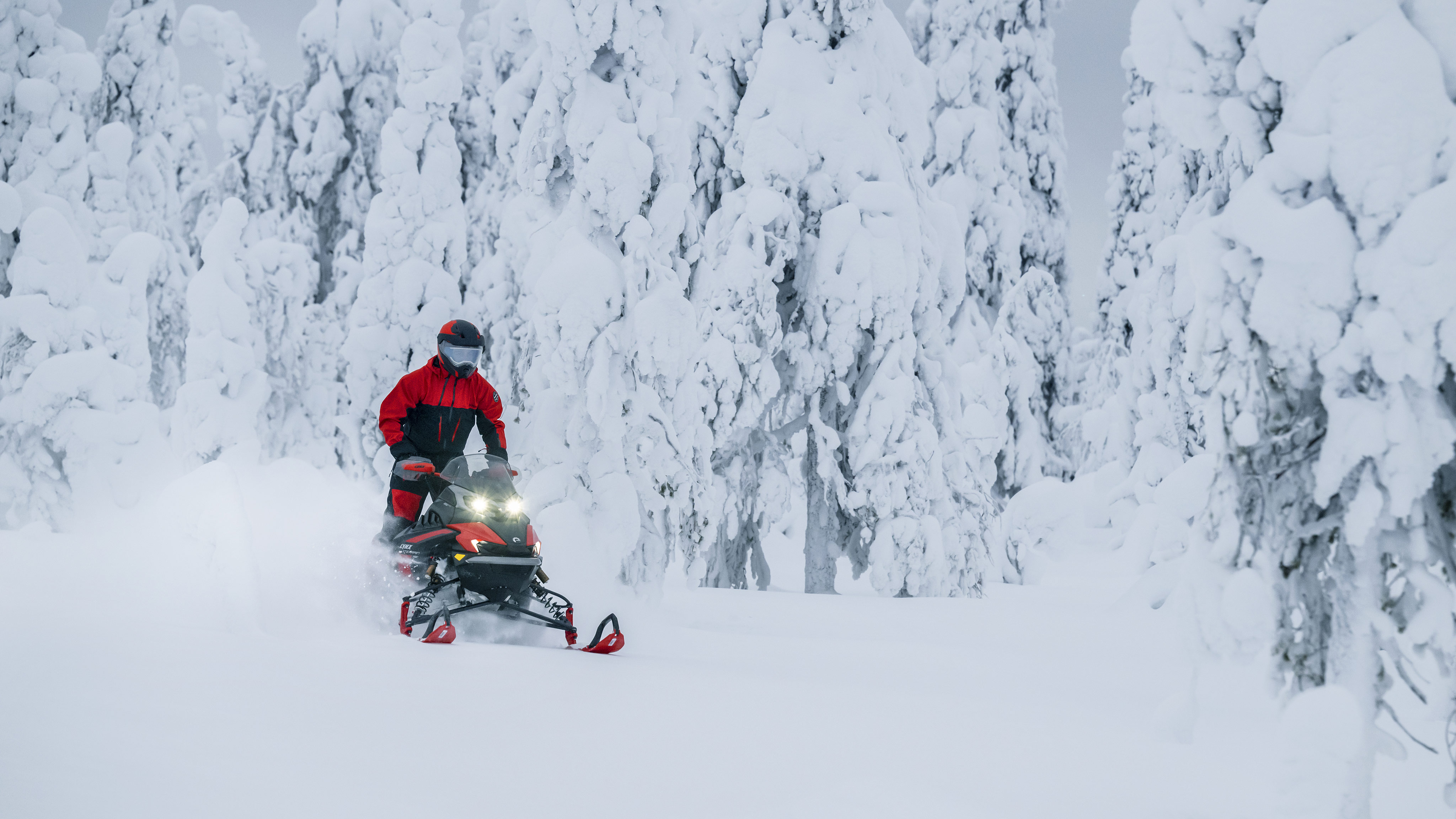 Lynx Xterrain RE riding in snowy forest