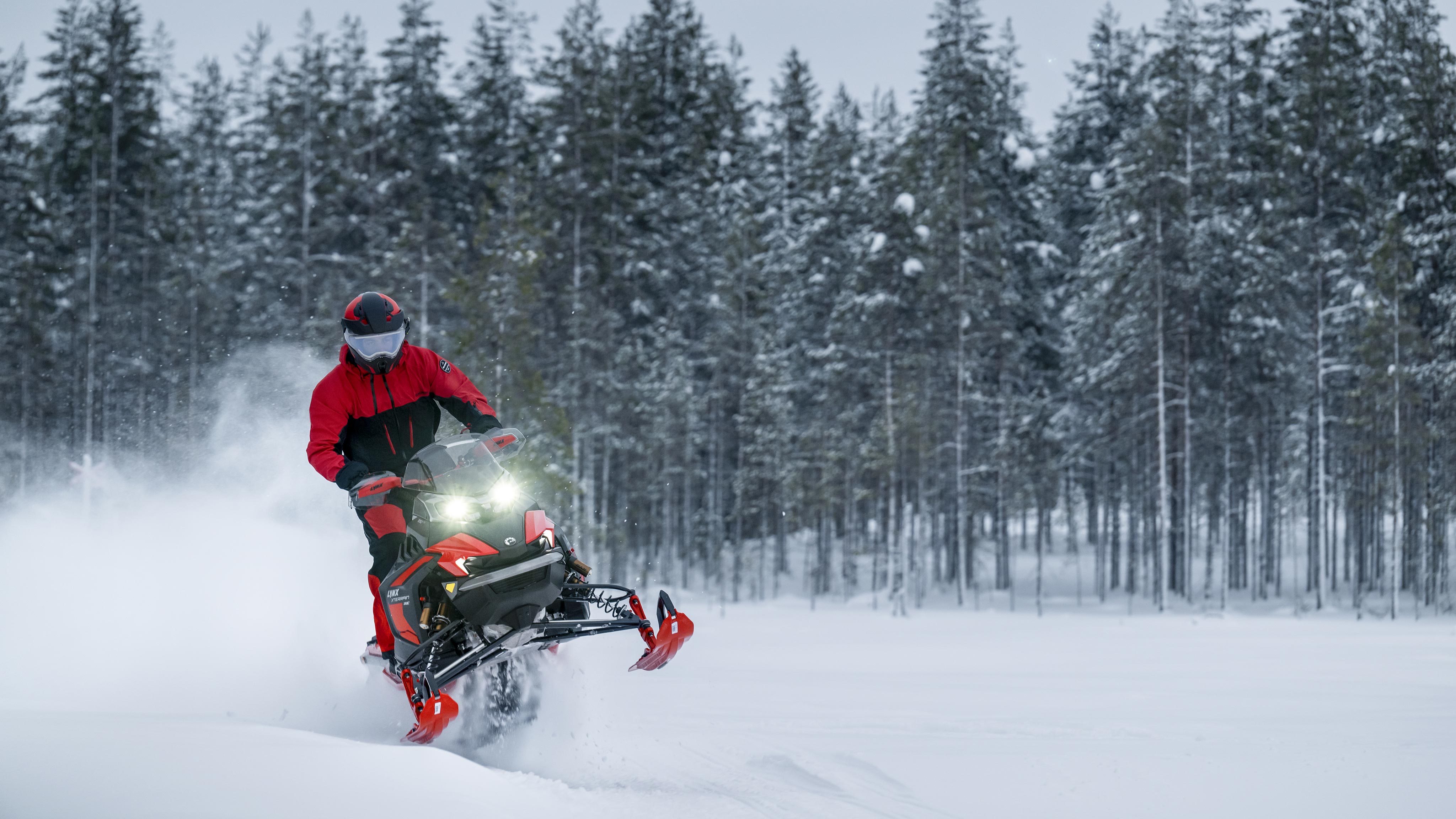 Man snowmobiling with the Lynx Xterrain RE