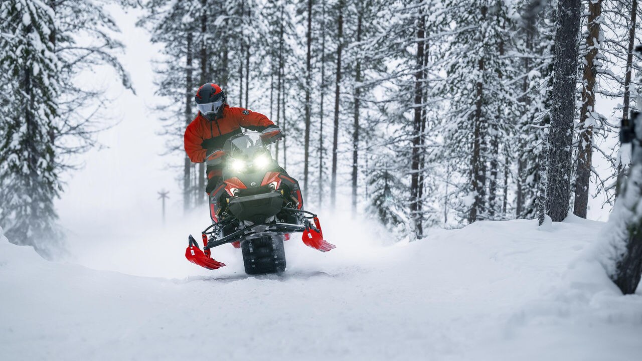 Homme faisant de la motoneige avec le Lynx Xterrain RE 2024