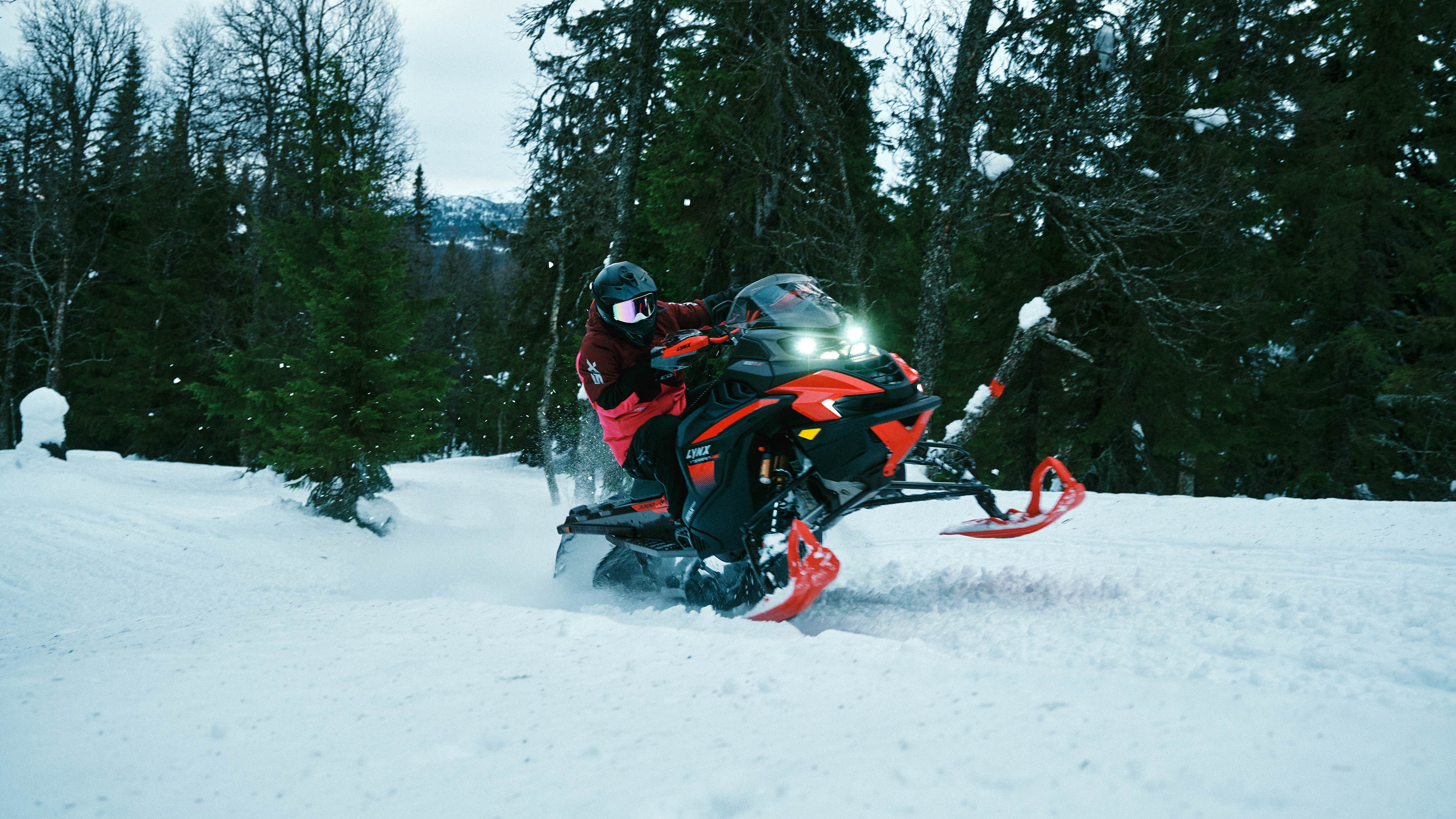 Lynx Xterrain RE 2025 snowmobile cornering fast on trail