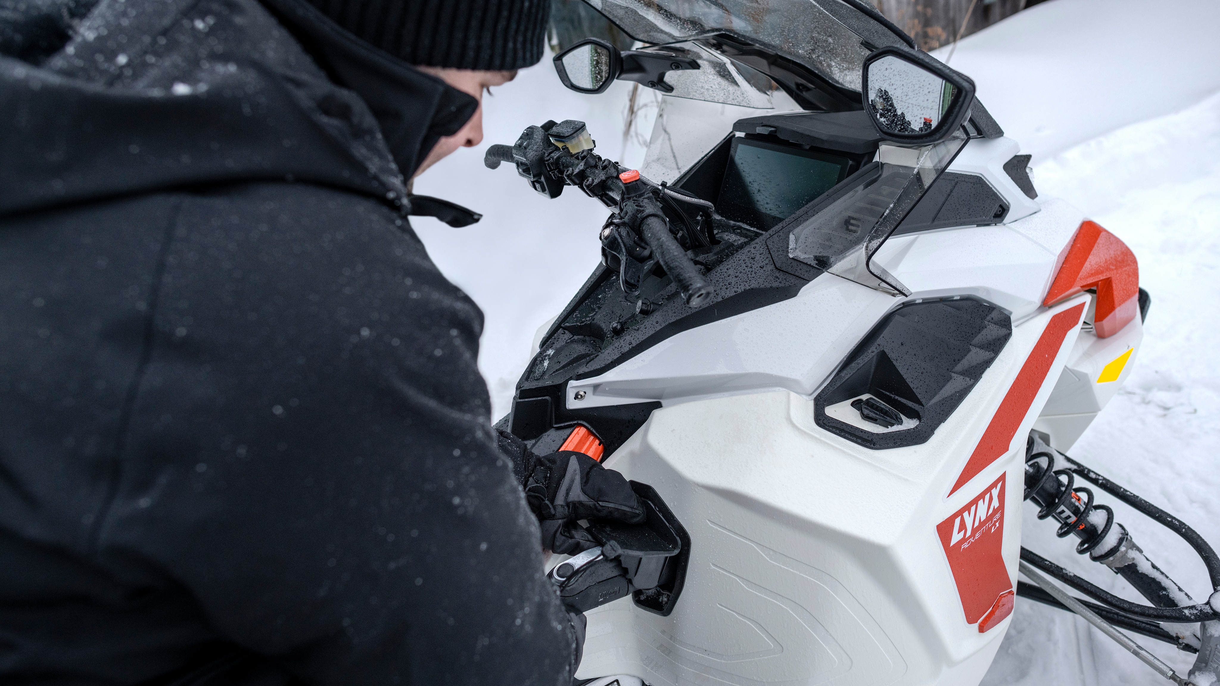 Lynx Adventure Elektrisk snøscooter kjører stille på sti