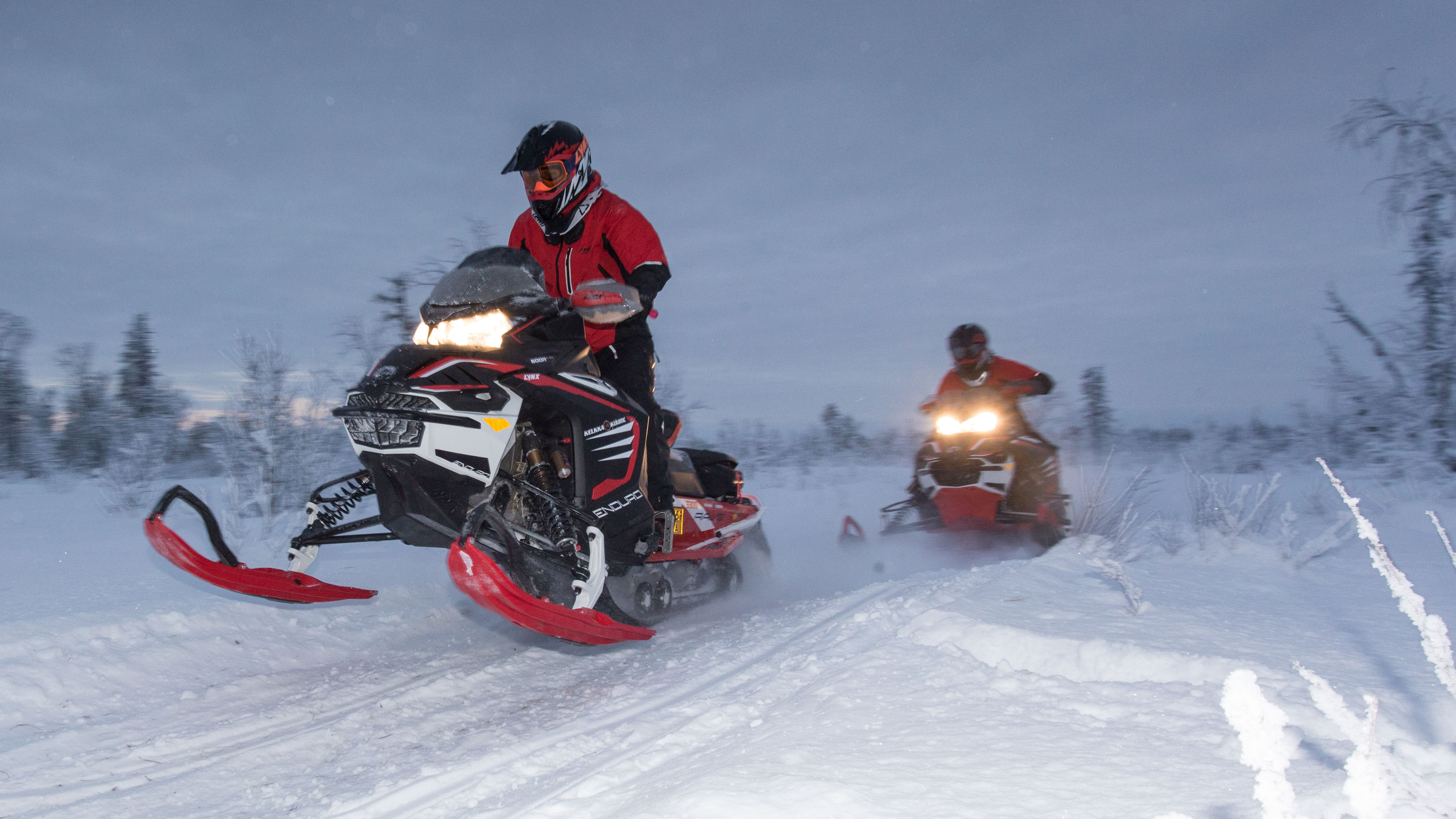 Kilpakuskit harjoittelemassa moottorikelkkareiteillä Lynx Rave Enduro moottorikelkoilla