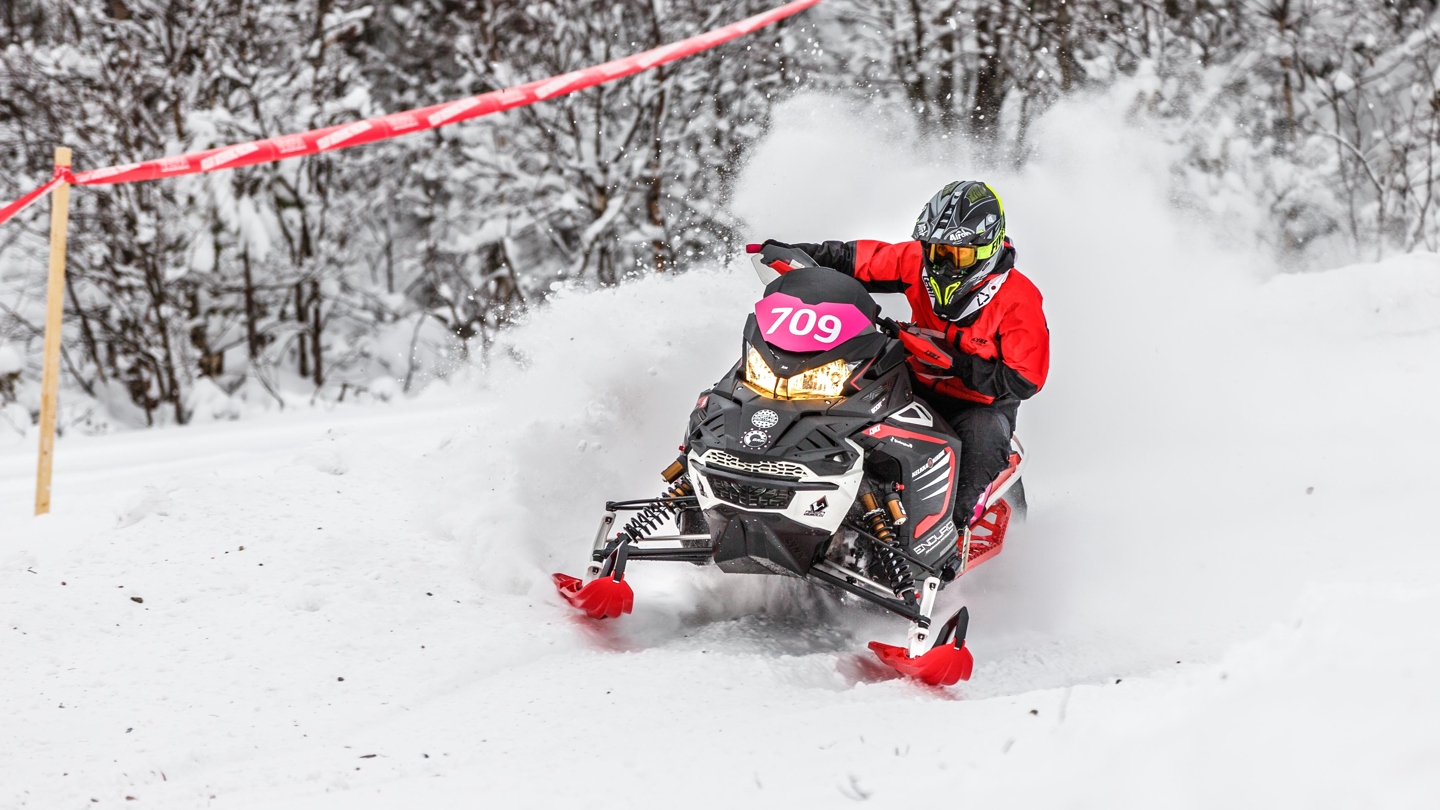 Lynx Rave Enduro moottorikelkka ajaa kilparadalla