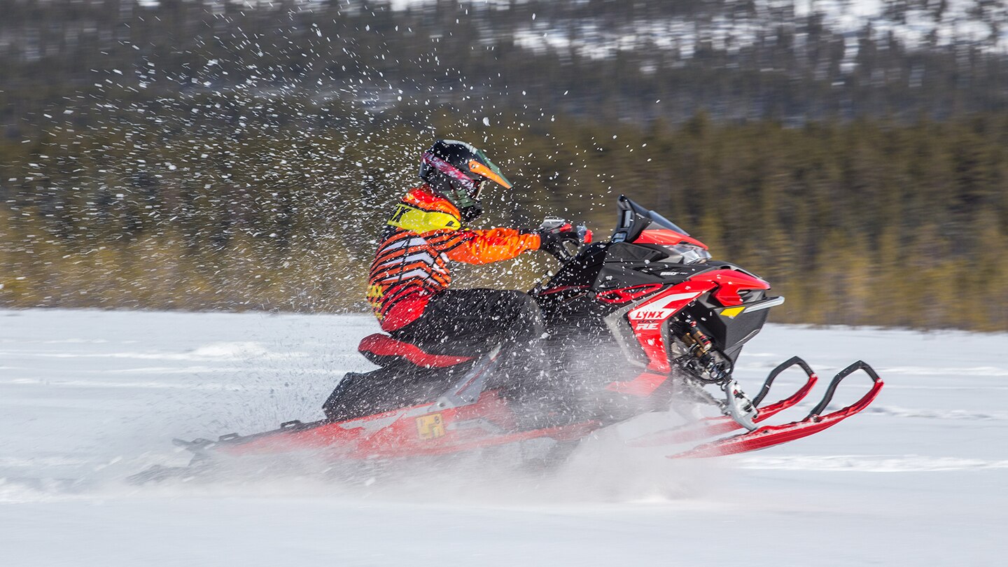 Tony Vilander accelererar med Lynx Rave RE-snöskoter.