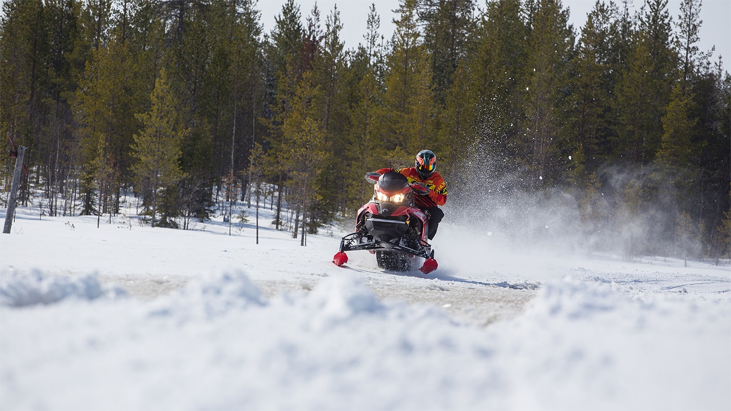 En racerfører, Toni Vilander, kjører trail med en Lynx Rave RE snøscooter i Lappland, Finland.
