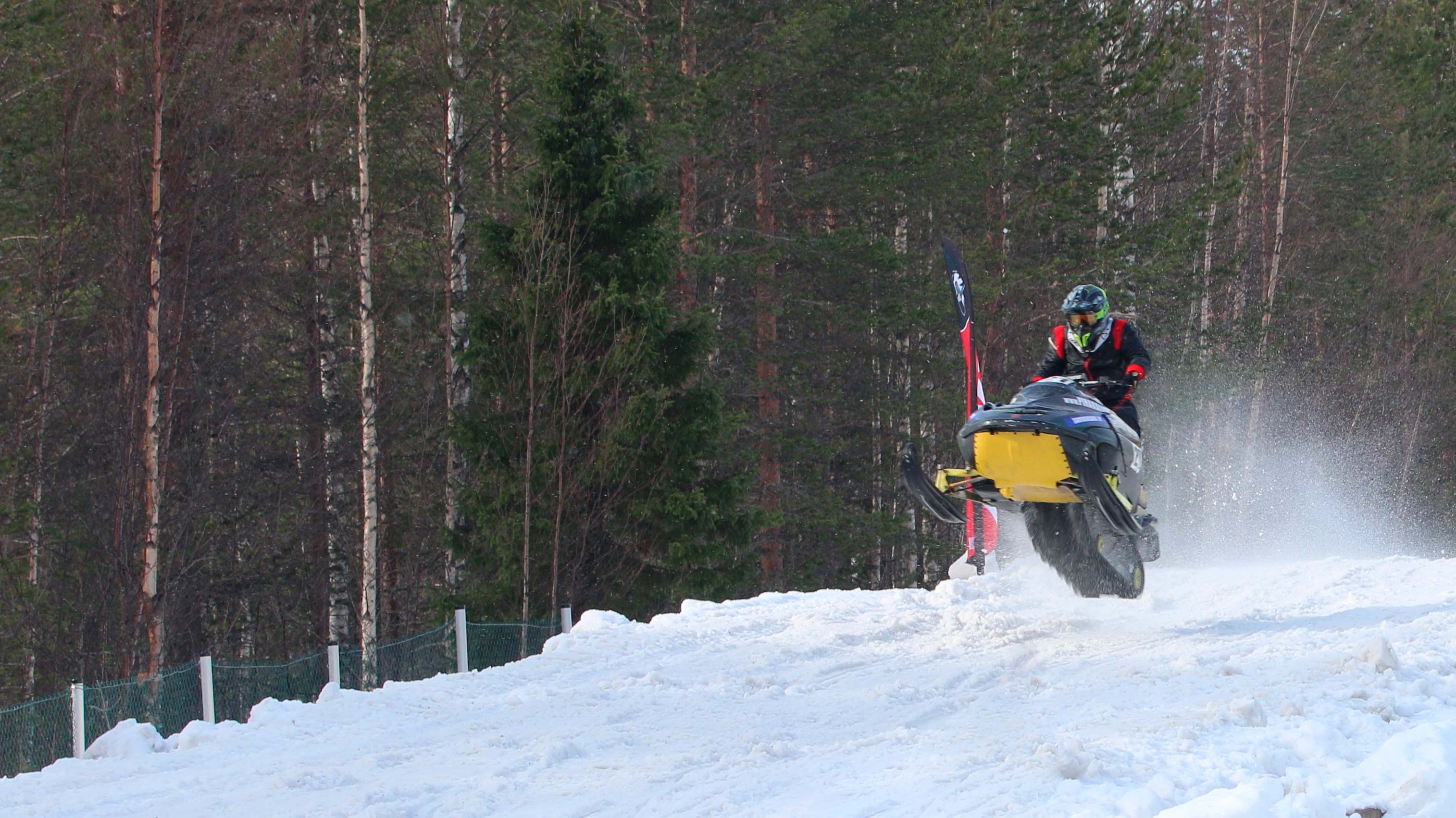 Retro Lynx moottorikelkka hyppää kilparadalla