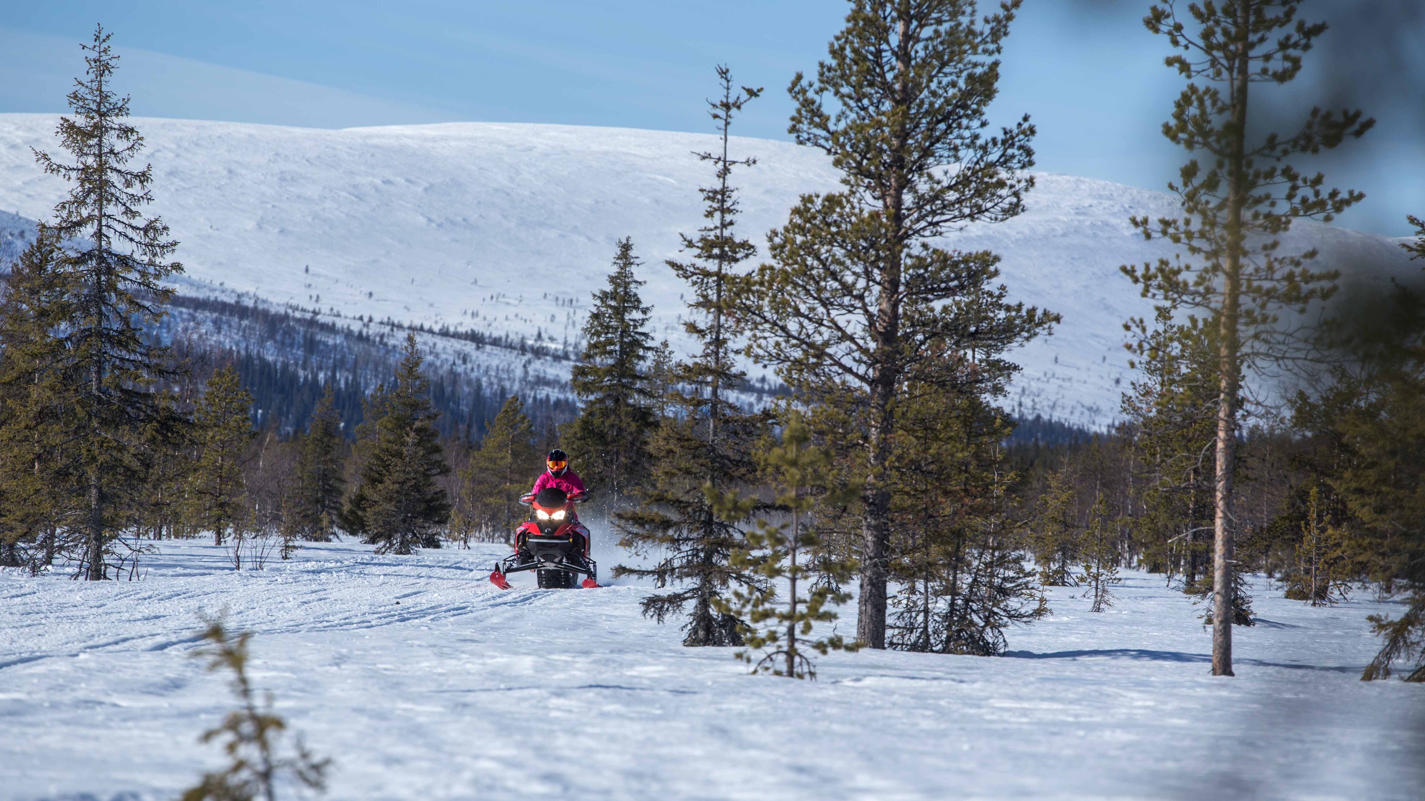 Emma Kimiläinen trener på en snødekt finsk racerbane