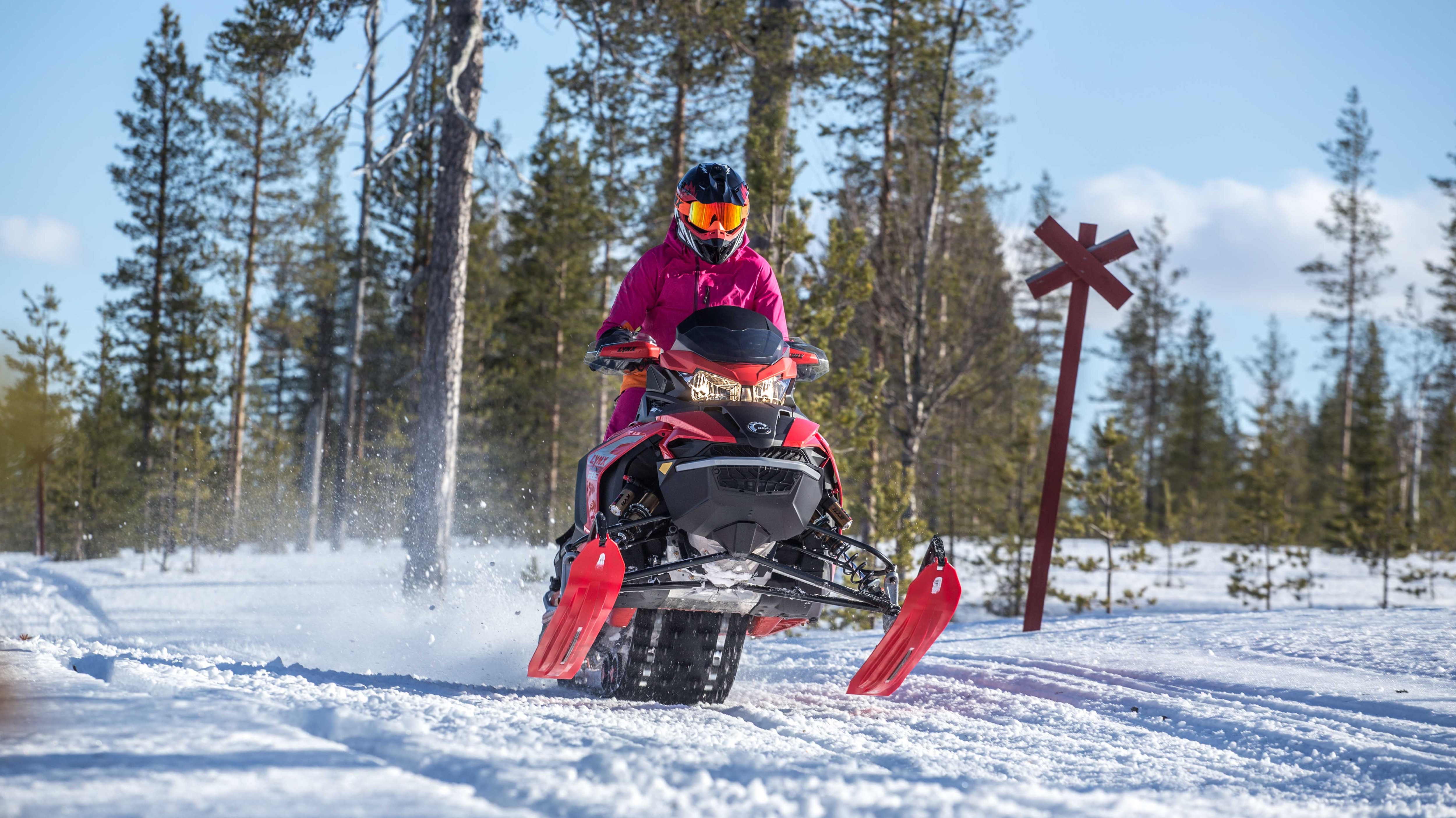 Formulakuljettaja Emma Kimiläinen ajamassa moottorikelkalla Pohjois-Suomessa