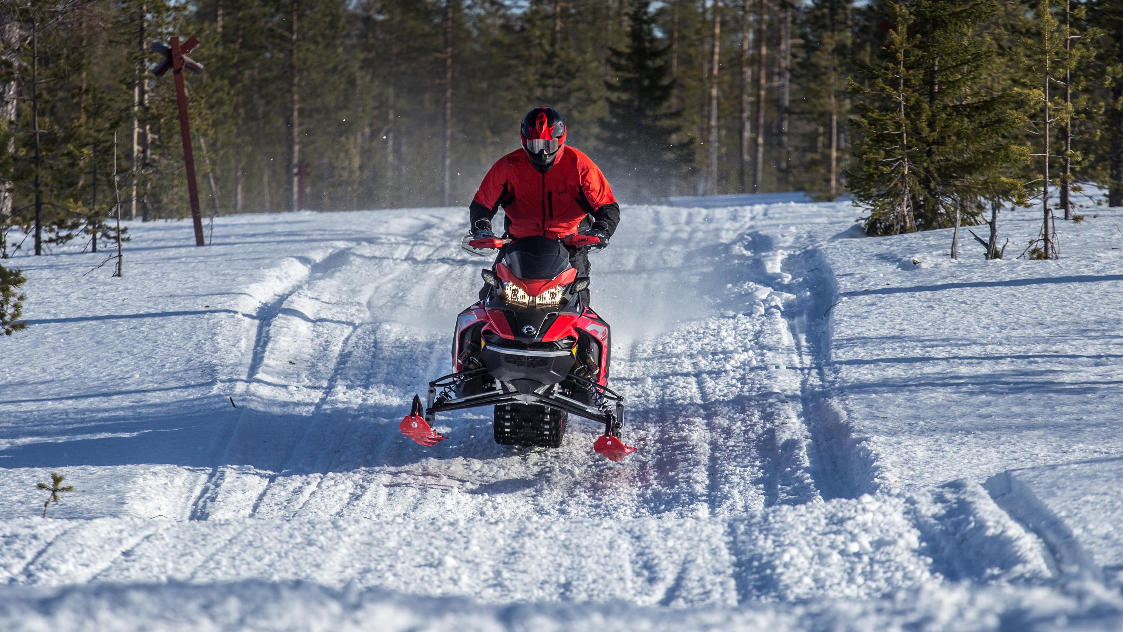 Jalkapalloilija Sami Hyypiä ajamassa Lynx-moottorikelkalla patikkoisella reitillä
