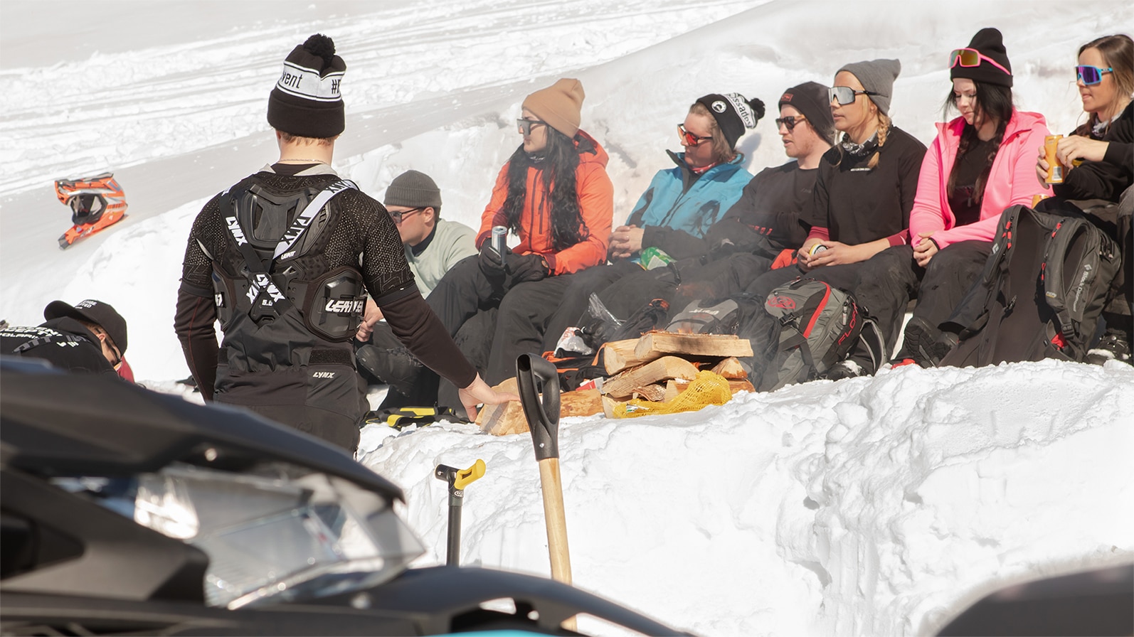 Lynx riders around campfire in Riksgränsen.