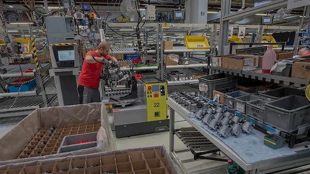 Montering av Rotax-motorer i Lynx snöskoterfabrik