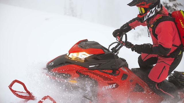 Närbild av Lynx BoonDocker snöskoterförare i terräng
